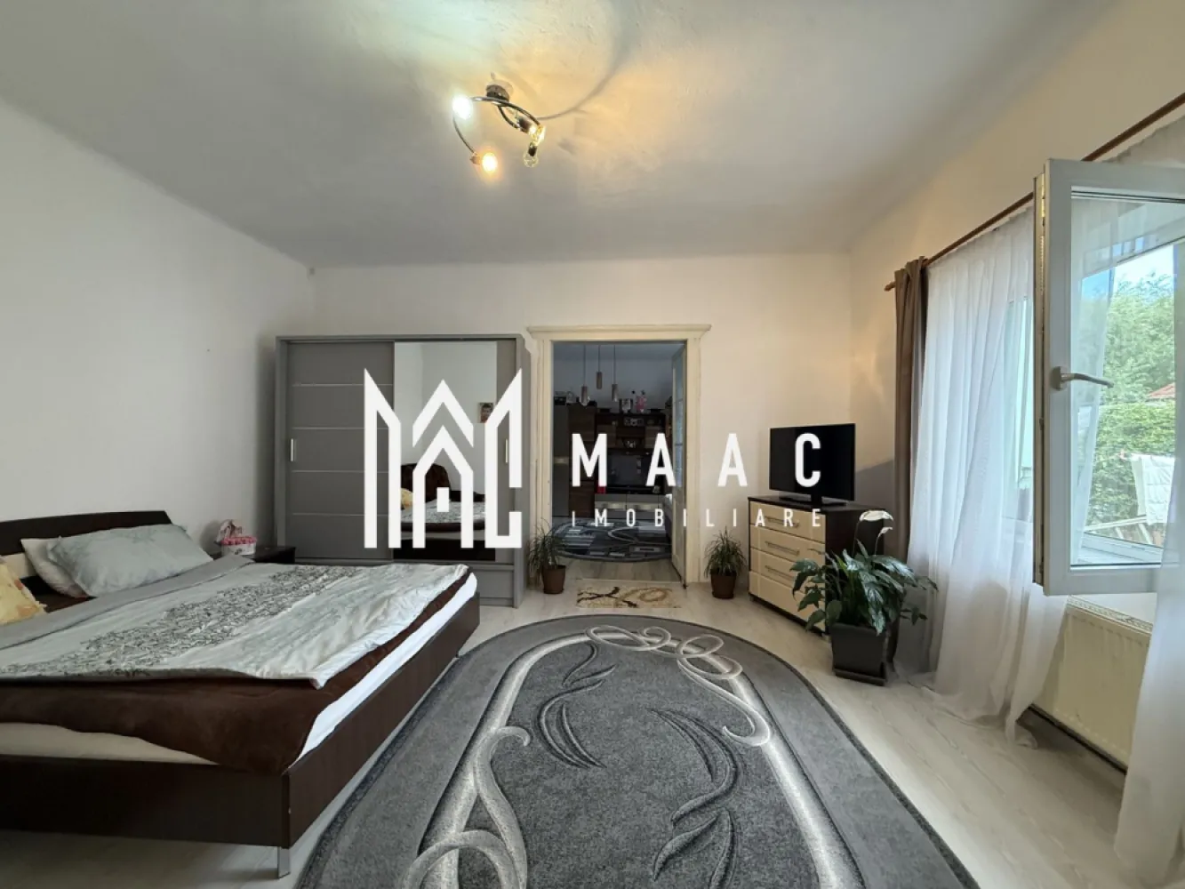 Apartament de vanzare Sibiu | 4 camere Resita | 140 mp, P+M, INTABULATĂ - Apartament de vânzare în Sibiu, zona Reșița, cu 4 camere dispuse pe parter și mansardă, 140 mp utili și grădină proprie, potrivit pentru locuire imediată.

Detalii proprietate:
• Suprafață utilă: 140 mp
• Suprafață construită: 196 mp
• Compartimentare: semidecomandat
• 4 camere, 3 dormitoare, 1 bucătărie și 1 baie
• Regim de înălțime: parter + mansardă
• An construcție: 1980
• Stare interioară: bună
• Se vinde complet mobilat
• 2 locuri de parcare
• Pivniță și grădină proprie de aproximativ 10 mp
• Mansarda are acces separat din curte, dispune de proiect și nu este intabulată

Proprietatea este situată pe Strada Octavian Smighelschi, în zona Reșița din Sibiu, într-o curte comună cu doar două familii. Configurația pe două niveluri oferă spațiu suplimentar pentru organizarea locuirii, iar accesul separat către mansardă adaugă flexibilitate în utilizarea proprietății.

Pentru mai multe informații și programarea unei vizionări, contactați echipa MAAC Imobiliare și menționați Cod anunț CP3184300.