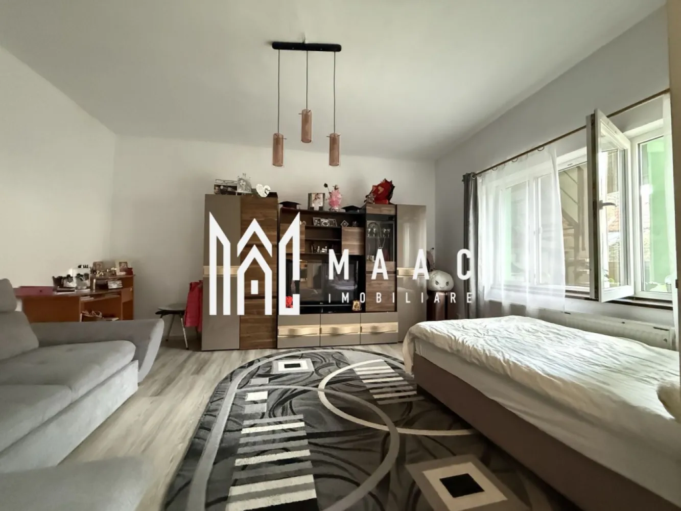 Apartament de vanzare Sibiu | 4 camere Resita | 140 mp, P+M, INTABULATĂ - Apartament de vânzare în Sibiu, zona Reșița, cu 4 camere dispuse pe parter și mansardă, 140 mp utili și grădină proprie, potrivit pentru locuire imediată.

Detalii proprietate:
• Suprafață utilă: 140 mp
• Suprafață construită: 196 mp
• Compartimentare: semidecomandat
• 4 camere, 3 dormitoare, 1 bucătărie și 1 baie
• Regim de înălțime: parter + mansardă
• An construcție: 1980
• Stare interioară: bună
• Se vinde complet mobilat
• 2 locuri de parcare
• Pivniță și grădină proprie de aproximativ 10 mp
• Mansarda are acces separat din curte, dispune de proiect și nu este intabulată

Proprietatea este situată pe Strada Octavian Smighelschi, în zona Reșița din Sibiu, într-o curte comună cu doar două familii. Configurația pe două niveluri oferă spațiu suplimentar pentru organizarea locuirii, iar accesul separat către mansardă adaugă flexibilitate în utilizarea proprietății.

Pentru mai multe informații și programarea unei vizionări, contactați echipa MAAC Imobiliare și menționați Cod anunț CP3184300.