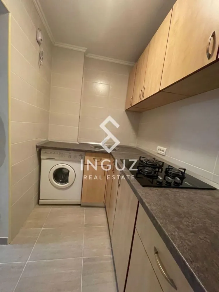 Garsonieră de închiriat | Strada Luntrei – Obor | Sector 2 - Garsonieră de închiriat | Strada Luntrei – Obor | Sector 2
Preț: 330 € / lună

Detalii:
Garsonieră 24 m²
Etaj 5 / 10
Bloc reabilitat termic
Mobilată modern și complet utilată
Încălzire centralizată
Costuri mici la întreținere
Disponibil imediat

Descriere:
Garsonieră modernă, curată și bine întreținută, situată într-un bloc reabilitat și foarte bine administrat, cu acces controlat și supraveghere video. Spațiul este eficient compartimentat și complet mobilat, ideal pentru o persoană care caută confort și acces rapid la toate facilitățile urbane.

Zonă & acces:
Localizare excelentă în Sector 2, la doar 7 minute de mers pe jos de zona Obor.
Acces foarte rapid la transport public:

2 minute până la stația STB Doamna Ghica
tramvai 21, autobuze și troleibuze cu legături directe către centrul orașului
acces rapid către Ștefan cel Mare, Mihai Bravu și Universitate

Puncte de interes în apropiere:

Piața Obor și Veranda Mall
supermarketuri, farmacii, bănci și restaurante
Facultatea de Construcții
zone verzi și spații de relaxare în apropiere

Avantaje:

zonă foarte bine conectată
acces rapid către centru
bloc sigur, cu lifturi și supraveghere video
costuri reduse la întreținere
ideal pentru o persoană activă

Condiții:
Se închiriază preferabil unei singure persoane
Fără animale de companie
