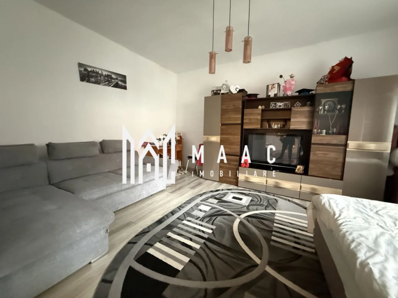 Apartament de vanzare Sibiu | 4 camere Resita | 140 mp, P+M, INTABULATĂ - Apartament de vânzare în Sibiu, zona Reșița, cu 4 camere dispuse pe parter și mansardă, 140 mp utili și grădină proprie, potrivit pentru locuire imediată.

Detalii proprietate:
• Suprafață utilă: 140 mp
• Suprafață construită: 196 mp
• Compartimentare: semidecomandat
• 4 camere, 3 dormitoare, 1 bucătărie și 1 baie
• Regim de înălțime: parter + mansardă
• An construcție: 1980
• Stare interioară: bună
• Se vinde complet mobilat
• 2 locuri de parcare
• Pivniță și grădină proprie de aproximativ 10 mp
• Mansarda are acces separat din curte, dispune de proiect și nu este intabulată

Proprietatea este situată pe Strada Octavian Smighelschi, în zona Reșița din Sibiu, într-o curte comună cu doar două familii. Configurația pe două niveluri oferă spațiu suplimentar pentru organizarea locuirii, iar accesul separat către mansardă adaugă flexibilitate în utilizarea proprietății.

Pentru mai multe informații și programarea unei vizionări, contactați echipa MAAC Imobiliare și menționați Cod anunț CP3184300.