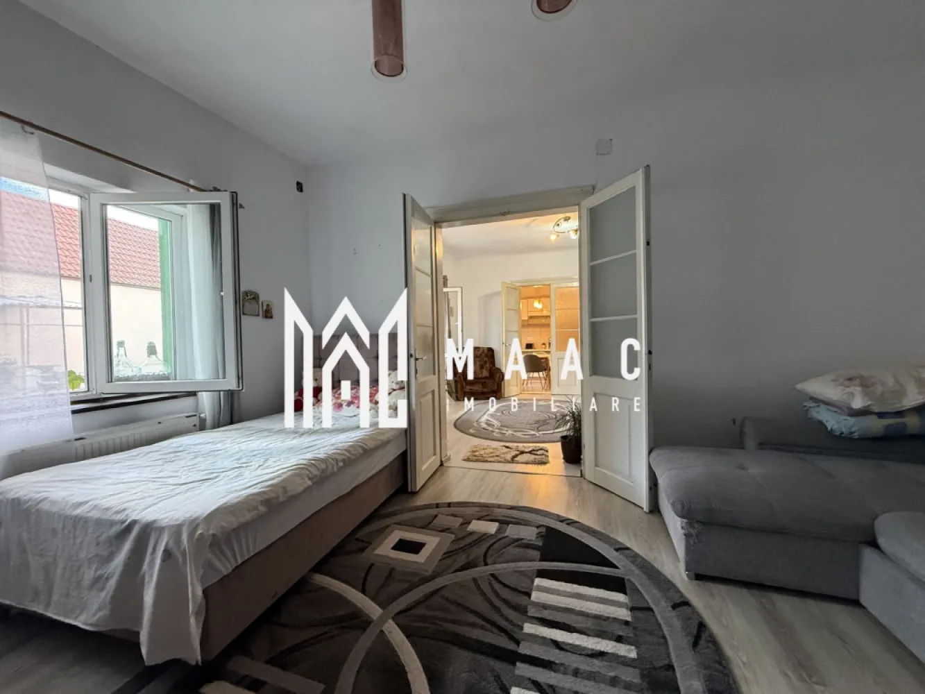 Apartament de vanzare Sibiu | 4 camere Resita | 140 mp, P+M, INTABULATĂ - Apartament de vânzare în Sibiu, zona Reșița, cu 4 camere dispuse pe parter și mansardă, 140 mp utili și grădină proprie, potrivit pentru locuire imediată.

Detalii proprietate:
• Suprafață utilă: 140 mp
• Suprafață construită: 196 mp
• Compartimentare: semidecomandat
• 4 camere, 3 dormitoare, 1 bucătărie și 1 baie
• Regim de înălțime: parter + mansardă
• An construcție: 1980
• Stare interioară: bună
• Se vinde complet mobilat
• 2 locuri de parcare
• Pivniță și grădină proprie de aproximativ 10 mp
• Mansarda are acces separat din curte, dispune de proiect și nu este intabulată

Proprietatea este situată pe Strada Octavian Smighelschi, în zona Reșița din Sibiu, într-o curte comună cu doar două familii. Configurația pe două niveluri oferă spațiu suplimentar pentru organizarea locuirii, iar accesul separat către mansardă adaugă flexibilitate în utilizarea proprietății.

Pentru mai multe informații și programarea unei vizionări, contactați echipa MAAC Imobiliare și menționați Cod anunț CP3184300.