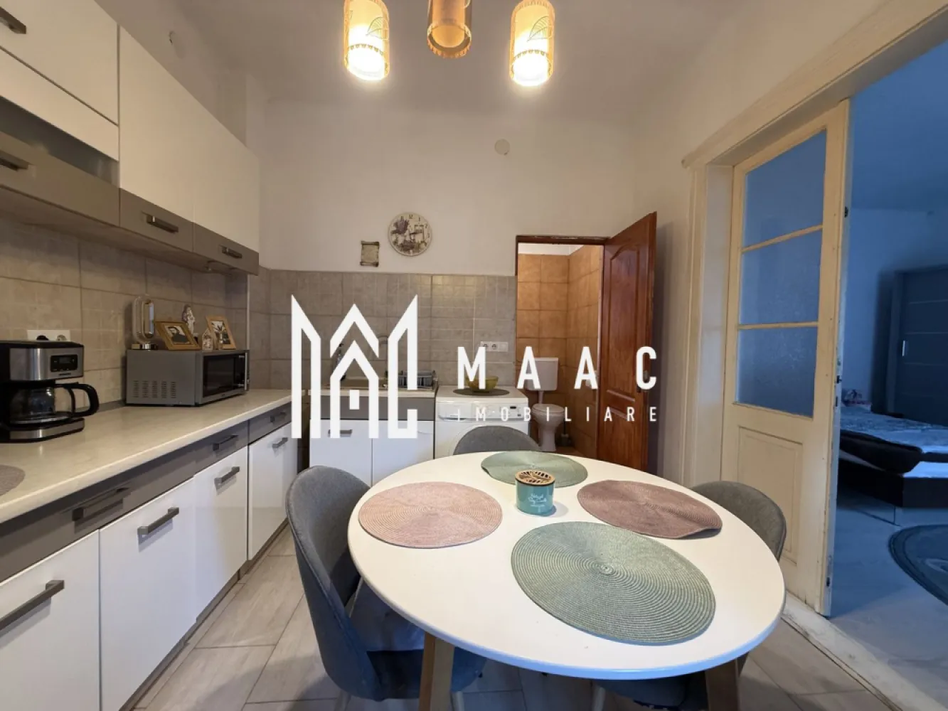 Apartament de vanzare Sibiu | 4 camere Resita | 140 mp, P+M, INTABULATĂ - Apartament de vânzare în Sibiu, zona Reșița, cu 4 camere dispuse pe parter și mansardă, 140 mp utili și grădină proprie, potrivit pentru locuire imediată.

Detalii proprietate:
• Suprafață utilă: 140 mp
• Suprafață construită: 196 mp
• Compartimentare: semidecomandat
• 4 camere, 3 dormitoare, 1 bucătărie și 1 baie
• Regim de înălțime: parter + mansardă
• An construcție: 1980
• Stare interioară: bună
• Se vinde complet mobilat
• 2 locuri de parcare
• Pivniță și grădină proprie de aproximativ 10 mp
• Mansarda are acces separat din curte, dispune de proiect și nu este intabulată

Proprietatea este situată pe Strada Octavian Smighelschi, în zona Reșița din Sibiu, într-o curte comună cu doar două familii. Configurația pe două niveluri oferă spațiu suplimentar pentru organizarea locuirii, iar accesul separat către mansardă adaugă flexibilitate în utilizarea proprietății.

Pentru mai multe informații și programarea unei vizionări, contactați echipa MAAC Imobiliare și menționați Cod anunț CP3184300.