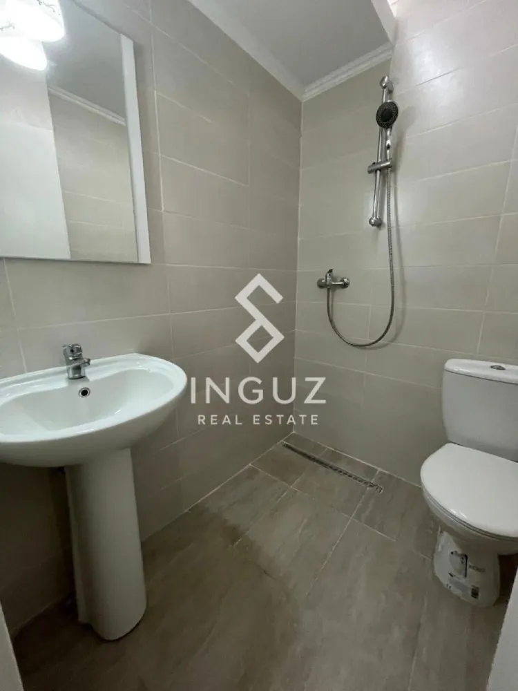 Garsonieră de închiriat | Strada Luntrei – Obor | Sector 2 - Garsonieră de închiriat | Strada Luntrei – Obor | Sector 2
Preț: 330 € / lună

Detalii:
Garsonieră 24 m²
Etaj 5 / 10
Bloc reabilitat termic
Mobilată modern și complet utilată
Încălzire centralizată
Costuri mici la întreținere
Disponibil imediat

Descriere:
Garsonieră modernă, curată și bine întreținută, situată într-un bloc reabilitat și foarte bine administrat, cu acces controlat și supraveghere video. Spațiul este eficient compartimentat și complet mobilat, ideal pentru o persoană care caută confort și acces rapid la toate facilitățile urbane.

Zonă & acces:
Localizare excelentă în Sector 2, la doar 7 minute de mers pe jos de zona Obor.
Acces foarte rapid la transport public:

2 minute până la stația STB Doamna Ghica
tramvai 21, autobuze și troleibuze cu legături directe către centrul orașului
acces rapid către Ștefan cel Mare, Mihai Bravu și Universitate

Puncte de interes în apropiere:

Piața Obor și Veranda Mall
supermarketuri, farmacii, bănci și restaurante
Facultatea de Construcții
zone verzi și spații de relaxare în apropiere

Avantaje:

zonă foarte bine conectată
acces rapid către centru
bloc sigur, cu lifturi și supraveghere video
costuri reduse la întreținere
ideal pentru o persoană activă

Condiții:
Se închiriază preferabil unei singure persoane
Fără animale de companie