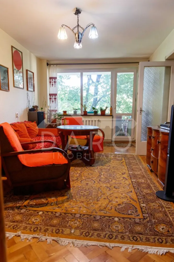 Apartament cu 3 camere in zona Cornisa, 7 Noiembrie , pe Romanu Vivo - 🏡 Apartament 3 camere de vânzare | 7 Noiembrie – 22 Decembrie 1989 | Garaj

Se vinde apartament cu 3 camere, decomandat, situat în zona 7 Noiembrie – 22 Decembrie 1989 , Târgu Mureș – ideal atât pentru locuit, cât și pentru investiție.

🔑 Detalii apartament

Suprafață: 72 mp

Compartimentare: 3 camere, 1 baie, cămară, 2 debarale, terasă

Decomandat, confort 1, bloc din cărămidă

Etaj: 2 din 3

Disponibil imediat

📍 Aproape de UMFST, spitale, piață de zi
➡️ Ideal pentru studenți, cadre medicale sau familii

🚗 Garaj

Situat în spatele blocului

Construit din cărămidă

Pod + acoperiș din tablă