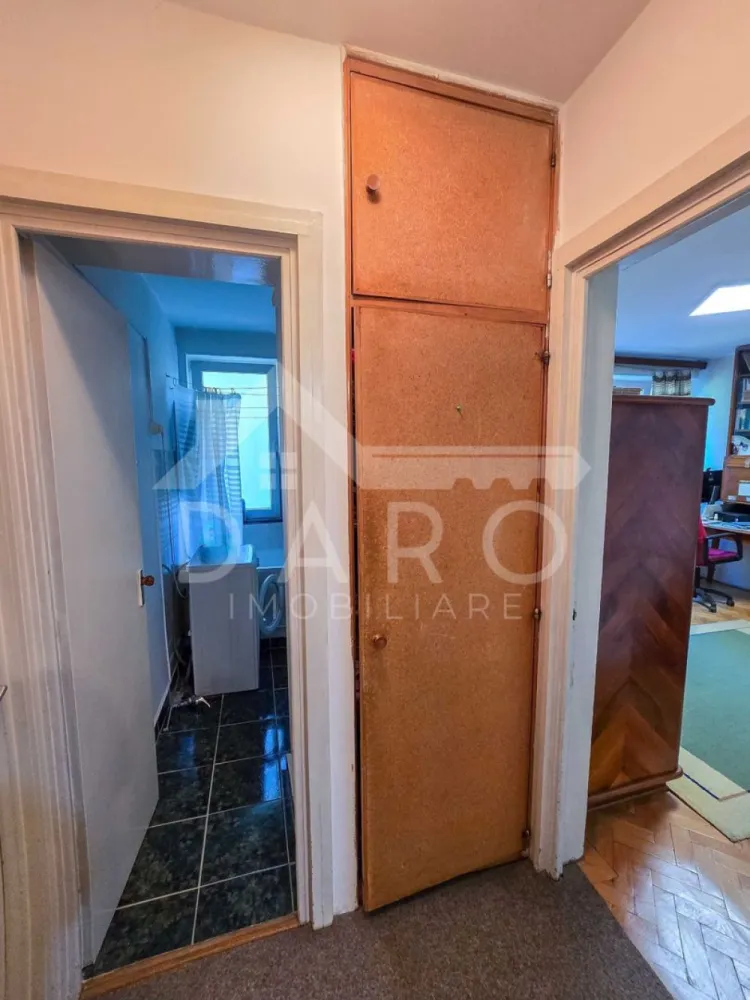 Apartament cu 3 camere in zona Cornisa, 7 Noiembrie , pe Romanu Vivo - 🏡 Apartament 3 camere de vânzare | 7 Noiembrie – 22 Decembrie 1989 | Garaj

Se vinde apartament cu 3 camere, decomandat, situat în zona 7 Noiembrie – 22 Decembrie 1989 , Târgu Mureș – ideal atât pentru locuit, cât și pentru investiție.

🔑 Detalii apartament

Suprafață: 72 mp

Compartimentare: 3 camere, 1 baie, cămară, 2 debarale, terasă

Decomandat, confort 1, bloc din cărămidă

Etaj: 2 din 3

Disponibil imediat

📍 Aproape de UMFST, spitale, piață de zi
➡️ Ideal pentru studenți, cadre medicale sau familii

🚗 Garaj

Situat în spatele blocului

Construit din cărămidă

Pod + acoperiș din tablă