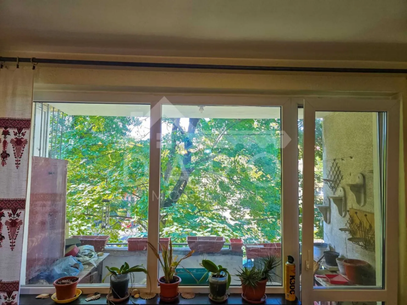 Apartament cu 3 camere in zona Cornisa, 7 Noiembrie , pe Romanu Vivo - 🏡 Apartament 3 camere de vânzare | 7 Noiembrie – 22 Decembrie 1989 | Garaj

Se vinde apartament cu 3 camere, decomandat, situat în zona 7 Noiembrie – 22 Decembrie 1989 , Târgu Mureș – ideal atât pentru locuit, cât și pentru investiție.

🔑 Detalii apartament

Suprafață: 72 mp

Compartimentare: 3 camere, 1 baie, cămară, 2 debarale, terasă

Decomandat, confort 1, bloc din cărămidă

Etaj: 2 din 3

Disponibil imediat

📍 Aproape de UMFST, spitale, piață de zi
➡️ Ideal pentru studenți, cadre medicale sau familii

🚗 Garaj

Situat în spatele blocului

Construit din cărămidă

Pod + acoperiș din tablă