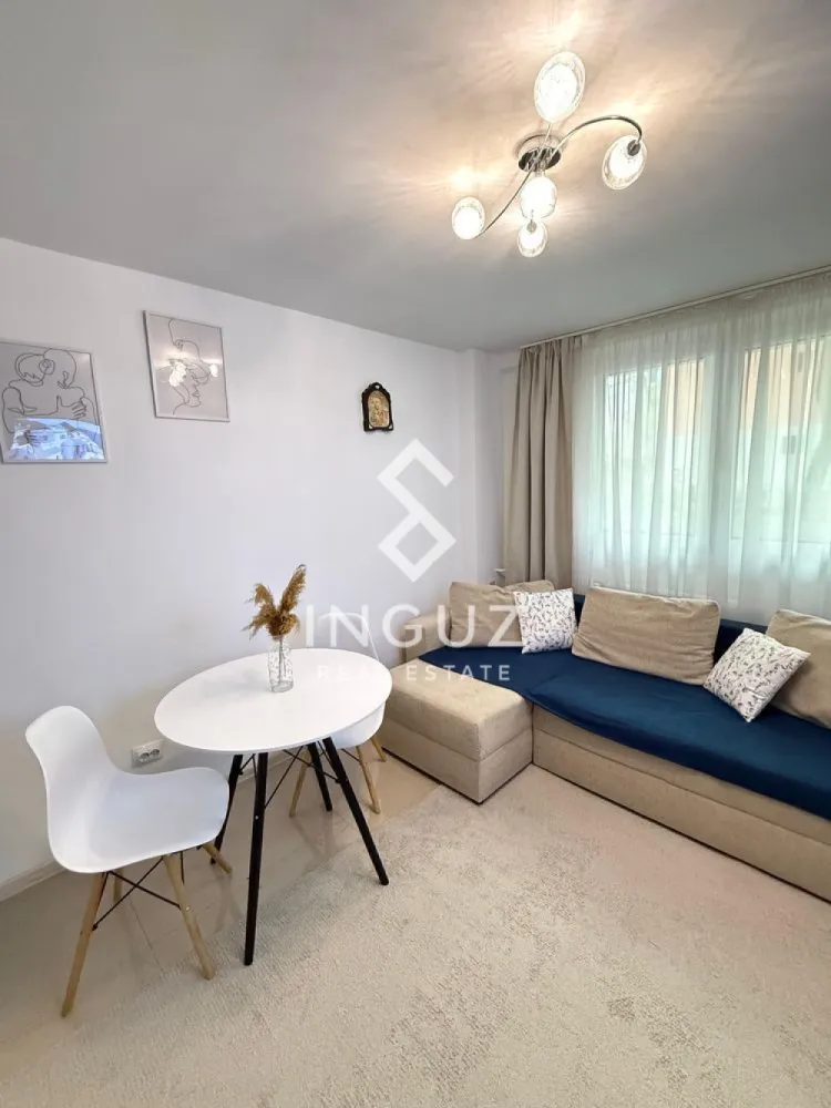 Apartament de închiriat | 2 camere | Teiul Doamnei – Parcul Tei | Sect - Apartament de închiriat | 2 camere | Teiul Doamnei – Parcul Tei | Sector 2
Preț: 490 € / lună

Detalii:
Apartament 2 camere (decomandat)
Suprafață: 39 mp
Etaj: parter
Complet mobilat și utilat
Încălzire prin termoficare
Gata de mutare

Descriere:
Apartament confortabil și bine compartimentat, situat pe strada Teiul Doamnei, chiar vis-a-vis de Parcul Tei. Locuința este complet echipată și oferă un spațiu practic, ideal pentru cuplu, student sau o persoană care își dorește acces rapid către toate zonele orașului.

Zonă & acces:
Localizare excelentă în zona Tei – Sector 2, cu acces rapid la transport:

Stație STB la 1 minut de mers pe jos
Stație de tramvai în apropiere
10 minute până la Piața Obor și Veranda Mall
15 minute până la Pipera
Acces rapid către Autostrada A3

Puncte de interes:

Parcul Tei și Lacul Tei
Mega Image la 3 minute
Universitatea Tehnică de Construcții și alte instituții de învățământ
Sală fitness Stay Fit
Restaurante, cafenele și servicii (5ToGo, saloane, etc.)

Avantaje:

Locație liniștită, chiar lângă parc
Apartament complet mobilat și utilat
Compartimentare practică
Acces rapid către mijloace de transport
Ideal pentru mutare imediată