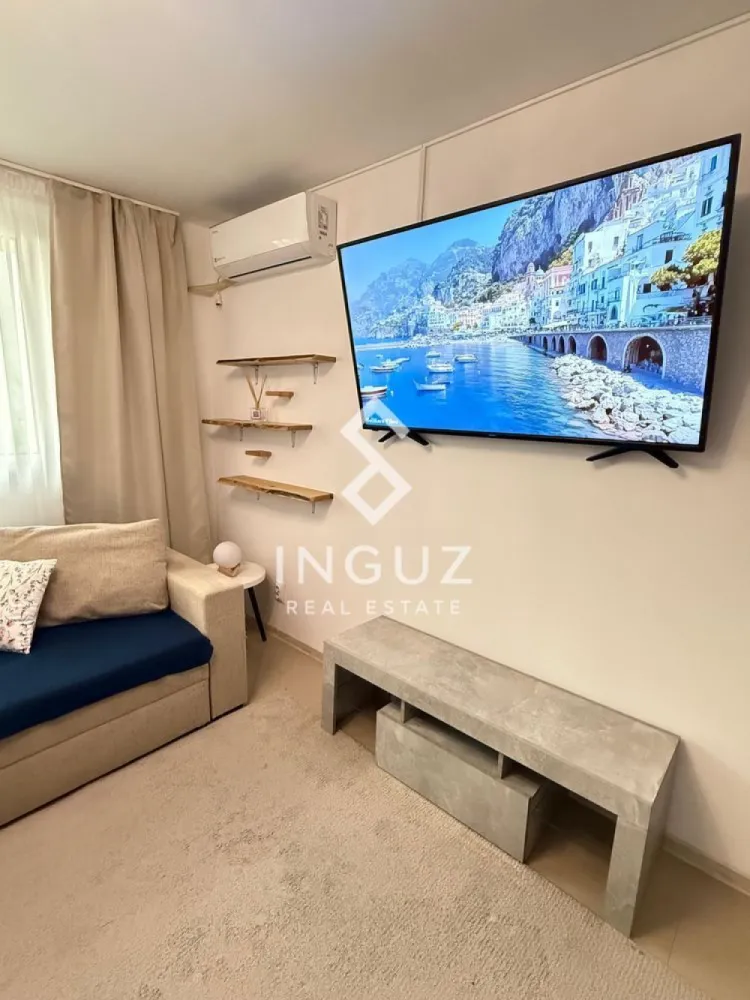 Apartament de închiriat | 2 camere | Teiul Doamnei – Parcul Tei | Sect - Apartament de închiriat | 2 camere | Teiul Doamnei – Parcul Tei | Sector 2
Preț: 490 € / lună

Detalii:
Apartament 2 camere (decomandat)
Suprafață: 39 mp
Etaj: parter
Complet mobilat și utilat
Încălzire prin termoficare
Gata de mutare

Descriere:
Apartament confortabil și bine compartimentat, situat pe strada Teiul Doamnei, chiar vis-a-vis de Parcul Tei. Locuința este complet echipată și oferă un spațiu practic, ideal pentru cuplu, student sau o persoană care își dorește acces rapid către toate zonele orașului.

Zonă & acces:
Localizare excelentă în zona Tei – Sector 2, cu acces rapid la transport:

Stație STB la 1 minut de mers pe jos
Stație de tramvai în apropiere
10 minute până la Piața Obor și Veranda Mall
15 minute până la Pipera
Acces rapid către Autostrada A3

Puncte de interes:

Parcul Tei și Lacul Tei
Mega Image la 3 minute
Universitatea Tehnică de Construcții și alte instituții de învățământ
Sală fitness Stay Fit
Restaurante, cafenele și servicii (5ToGo, saloane, etc.)

Avantaje:

Locație liniștită, chiar lângă parc
Apartament complet mobilat și utilat
Compartimentare practică
Acces rapid către mijloace de transport
Ideal pentru mutare imediată