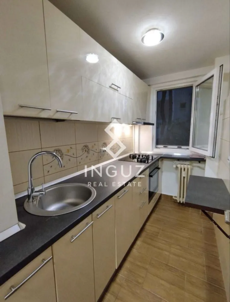 Apartament de închiriat | 2 camere | Teiul Doamnei – Parcul Tei | Sect - Apartament de închiriat | 2 camere | Teiul Doamnei – Parcul Tei | Sector 2
Preț: 490 € / lună

Detalii:
Apartament 2 camere (decomandat)
Suprafață: 39 mp
Etaj: parter
Complet mobilat și utilat
Încălzire prin termoficare
Gata de mutare

Descriere:
Apartament confortabil și bine compartimentat, situat pe strada Teiul Doamnei, chiar vis-a-vis de Parcul Tei. Locuința este complet echipată și oferă un spațiu practic, ideal pentru cuplu, student sau o persoană care își dorește acces rapid către toate zonele orașului.

Zonă & acces:
Localizare excelentă în zona Tei – Sector 2, cu acces rapid la transport:

Stație STB la 1 minut de mers pe jos
Stație de tramvai în apropiere
10 minute până la Piața Obor și Veranda Mall
15 minute până la Pipera
Acces rapid către Autostrada A3

Puncte de interes:

Parcul Tei și Lacul Tei
Mega Image la 3 minute
Universitatea Tehnică de Construcții și alte instituții de învățământ
Sală fitness Stay Fit
Restaurante, cafenele și servicii (5ToGo, saloane, etc.)

Avantaje:

Locație liniștită, chiar lângă parc
Apartament complet mobilat și utilat
Compartimentare practică
Acces rapid către mijloace de transport
Ideal pentru mutare imediată