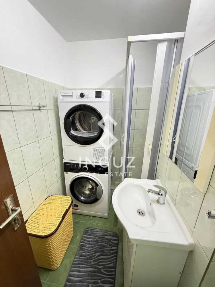 Apartament de închiriat | 2 camere | Teiul Doamnei – Parcul Tei | Sect - Apartament de închiriat | 2 camere | Teiul Doamnei – Parcul Tei | Sector 2
Preț: 490 € / lună

Detalii:
Apartament 2 camere (decomandat)
Suprafață: 39 mp
Etaj: parter
Complet mobilat și utilat
Încălzire prin termoficare
Gata de mutare

Descriere:
Apartament confortabil și bine compartimentat, situat pe strada Teiul Doamnei, chiar vis-a-vis de Parcul Tei. Locuința este complet echipată și oferă un spațiu practic, ideal pentru cuplu, student sau o persoană care își dorește acces rapid către toate zonele orașului.

Zonă & acces:
Localizare excelentă în zona Tei – Sector 2, cu acces rapid la transport:

Stație STB la 1 minut de mers pe jos
Stație de tramvai în apropiere
10 minute până la Piața Obor și Veranda Mall
15 minute până la Pipera
Acces rapid către Autostrada A3

Puncte de interes:

Parcul Tei și Lacul Tei
Mega Image la 3 minute
Universitatea Tehnică de Construcții și alte instituții de învățământ
Sală fitness Stay Fit
Restaurante, cafenele și servicii (5ToGo, saloane, etc.)

Avantaje:

Locație liniștită, chiar lângă parc
Apartament complet mobilat și utilat
Compartimentare practică
Acces rapid către mijloace de transport
Ideal pentru mutare imediată