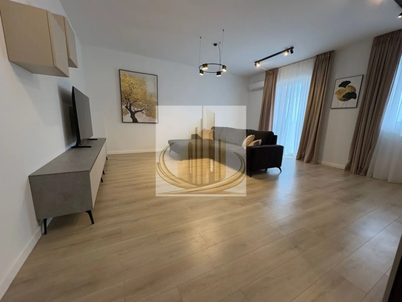 Apartament modern cu 2 camere – Torontalului Parcare inclusă - Grand Mobilis Imobiliare vă propune spre închiriere un apartament modern cu 2 camere, aflat la prima închiriere, situat într-un imobil nou, în zona Calea Torontalului.

Localizare excelentă
Apartamentul este amplasat strategic, fiind ideal pentru profesioniștii care lucrează în proximitatea VOX Technology Park, Iulius Town sau în zona de nord a orașului.

Compartimentare și dotări:

* Living luminos și primitor
* Dormitor confortabil
* Bucătărie complet utilată
* Baie modernă
* Balcon cu acces din living, ideal pentru relaxare

Avantaje:

* Prima închiriere, totul este nou (mobilier, saltea, electrocasnice)
* Încălzire în pardoseală, eficiență energetică și costuri reduse
* Aer condiționat
* Complet utilat: mașină de spălat vase, mașină de spălat rufe, Smart TV, combină frigorifică, plită, cuptor și hotă

Parcare:

* Loc de parcare privat inclus în preț

Facilități în apropiere:

* Lidl, Kaufland
* Acces rapid către Iulius Town (aprox. 5 minute cu mașina)
* Stație de transport în comun în imediata apropiere

Condiții de închiriere:

* Preț: 550 euro/lună
* Garanție: echivalentul a 2 luni de chirie
* Disponibilitate: imediată

Contact:
Vă așteptăm cu drag la o vizionare pentru a deveni primul locatar al acestui apartament deosebit.

Id intern CP3030600