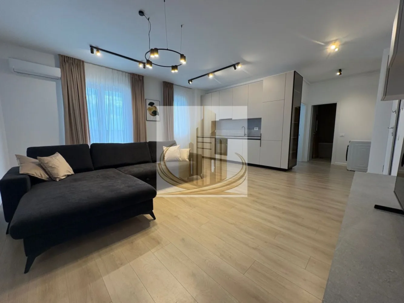 Apartament modern cu 2 camere – Torontalului Parcare inclusă - Grand Mobilis Imobiliare vă propune spre închiriere un apartament modern cu 2 camere, aflat la prima închiriere, situat într-un imobil nou, în zona Calea Torontalului.

Localizare excelentă
Apartamentul este amplasat strategic, fiind ideal pentru profesioniștii care lucrează în proximitatea VOX Technology Park, Iulius Town sau în zona de nord a orașului.

Compartimentare și dotări:

* Living luminos și primitor
* Dormitor confortabil
* Bucătărie complet utilată
* Baie modernă
* Balcon cu acces din living, ideal pentru relaxare

Avantaje:

* Prima închiriere, totul este nou (mobilier, saltea, electrocasnice)
* Încălzire în pardoseală, eficiență energetică și costuri reduse
* Aer condiționat
* Complet utilat: mașină de spălat vase, mașină de spălat rufe, Smart TV, combină frigorifică, plită, cuptor și hotă

Parcare:

* Loc de parcare privat inclus în preț

Facilități în apropiere:

* Lidl, Kaufland
* Acces rapid către Iulius Town (aprox. 5 minute cu mașina)
* Stație de transport în comun în imediata apropiere

Condiții de închiriere:

* Preț: 550 euro/lună
* Garanție: echivalentul a 2 luni de chirie
* Disponibilitate: imediată

Contact:
Vă așteptăm cu drag la o vizionare pentru a deveni primul locatar al acestui apartament deosebit.

Id intern CP3030600