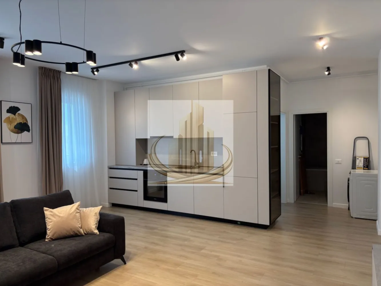 Apartament modern cu 2 camere – Torontalului Parcare inclusă - Grand Mobilis Imobiliare vă propune spre închiriere un apartament modern cu 2 camere, aflat la prima închiriere, situat într-un imobil nou, în zona Calea Torontalului.

Localizare excelentă
Apartamentul este amplasat strategic, fiind ideal pentru profesioniștii care lucrează în proximitatea VOX Technology Park, Iulius Town sau în zona de nord a orașului.

Compartimentare și dotări:

* Living luminos și primitor
* Dormitor confortabil
* Bucătărie complet utilată
* Baie modernă
* Balcon cu acces din living, ideal pentru relaxare

Avantaje:

* Prima închiriere, totul este nou (mobilier, saltea, electrocasnice)
* Încălzire în pardoseală, eficiență energetică și costuri reduse
* Aer condiționat
* Complet utilat: mașină de spălat vase, mașină de spălat rufe, Smart TV, combină frigorifică, plită, cuptor și hotă

Parcare:

* Loc de parcare privat inclus în preț

Facilități în apropiere:

* Lidl, Kaufland
* Acces rapid către Iulius Town (aprox. 5 minute cu mașina)
* Stație de transport în comun în imediata apropiere

Condiții de închiriere:

* Preț: 550 euro/lună
* Garanție: echivalentul a 2 luni de chirie
* Disponibilitate: imediată

Contact:
Vă așteptăm cu drag la o vizionare pentru a deveni primul locatar al acestui apartament deosebit.

Id intern CP3030600