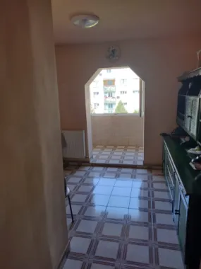 Vand apartament 3 camere situat in mun. Oradea, cartierul Rogerius, str. C. Flammarion, nr.18