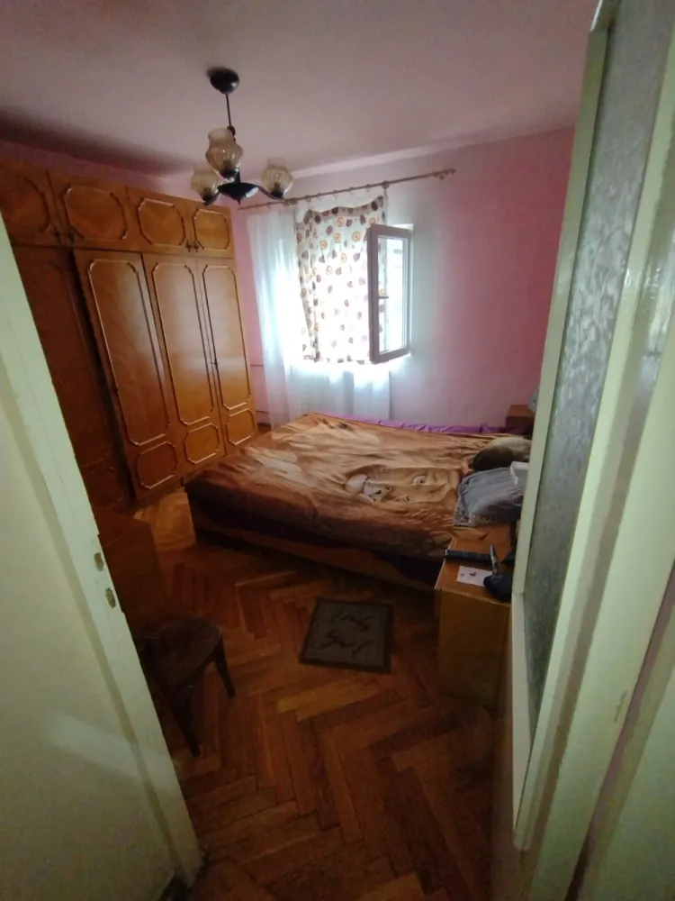 Vand apartament 3 camere situat in mun. Oradea, cartierul Rogerius, str. C. Flammarion, nr.18 - Persoana fizica vand apartament situat in mun. Oradea, cartierul Rogerius, str. C. Flammarion, nr.18 tip PB mare, compus din 3 camere si dependinte, cu suprafata utila de 68.30 mp precum si 18 mp teren aferent conform C.F.Apartamentul este format din:- 3 camere decomandate (camera de zi 18.20 mp, dormitor 12 mp, dormitor 10.30 mp)- 1 baie (4.01 mp)+ 1 wc de serviciu (1.76 mp)- 1 bucatarie (8.98 mp)- 1 balcon inchis (4.90 mp)- degajament vestibul- 2 spatii pentru camaraObs: bucataria si balconul formeaza un singur spatiu.Orientare apartament: Nord - VestDotari apartament:- usa de siguranta la intrarea in imobil- tamplarie pvc la toate incaperile- parchet lemn masic la cele 3 camere- gresie si faianta bucatarie si bai- instalatiile termice schimbate (calorifere + conducte din cupru la incaperi , conducte de ppr la baie)Apartamentul este locuibil, dar pentru un confort sporit necesita renovare.Alte informatii:- apartamentul beneficiaza si de o boxa la subsolul blocului- apartamentul se afla la etajul 4/4- blocul este acoperit cu acoperis tigle- blocul este dat in folosinta in anul 1983- blocul este construit din prefabricate de beton- ferestrele apartamentului sunt orientate spre curtea interioara unde gasim spatiu verde precum si loc de joaca pentru copiiPozitionarea partamentului este una foarte buna, in proximitatea acestui gasim:- magazine alimentare- farmacii- benzinarie- magazine cu specific materiale de constructii- restaurante si cofetariiParcul Magnolia , Oraselul copiilor (parcul copiilor), Piata Rogerius, Spitalul de copii, Spitalul Pelican, Gara CFR Oradea, Autogara Rogerius, Scoala Generala nr.11 (clasele I – VIII), Scoala Generala nr. 16 (clasele I – VIII), Liceul Lucian Blaga, Gradinita program prelungit nr.35, Gradinita program prelungit nr.53, Gradinita program normal nr.52, Cresa nr 3 Taramul Fermecat, Cresa nr 7 Alba ca Zapada- Loc de parcare achitat pt anul 2026Pentru mai multe detalii 0771377960