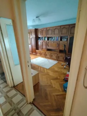 Vand apartament 3 camere situat in mun. Oradea, cartierul Rogerius, str. C. Flammarion, nr.18