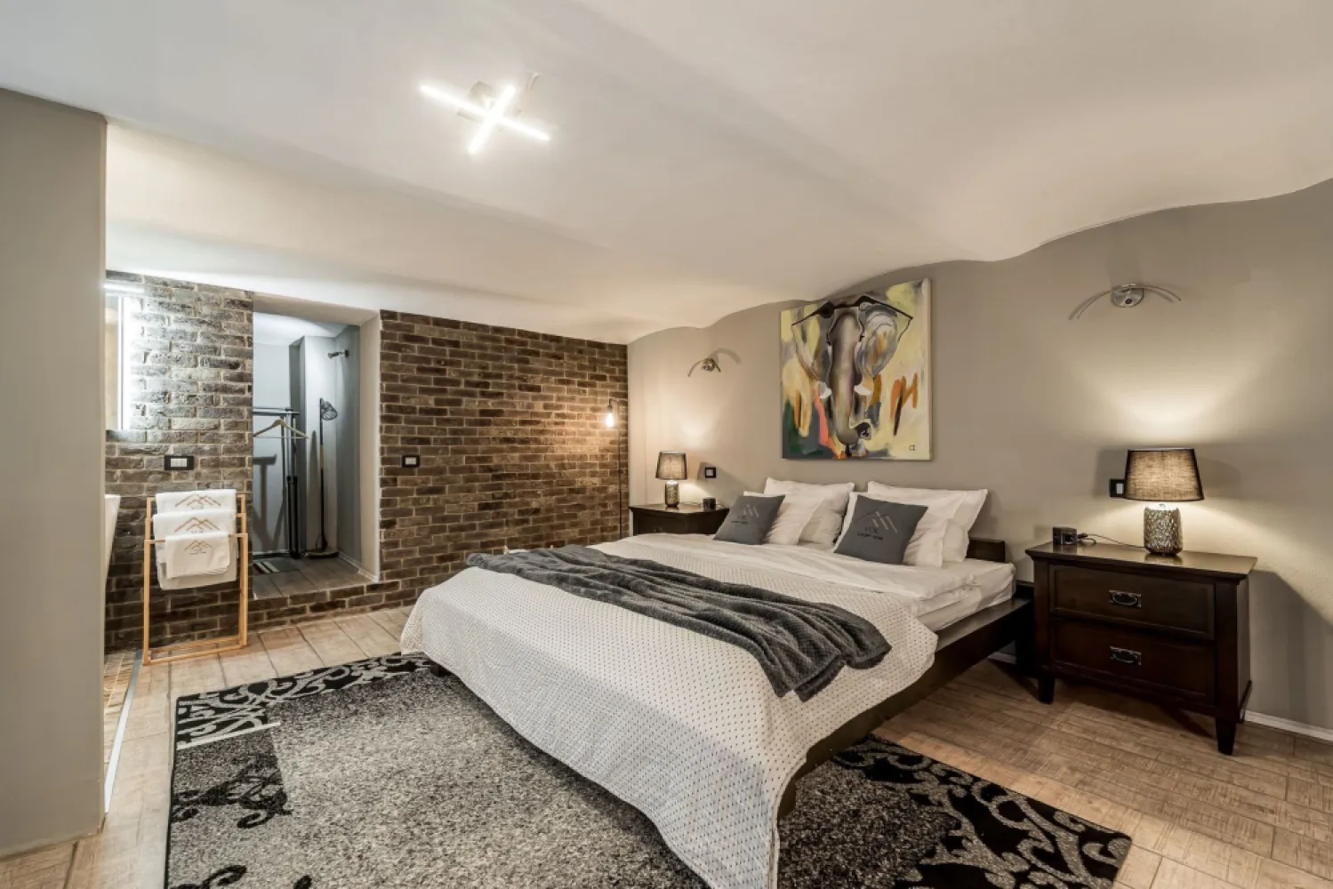 Apartament ultracentral | parter | mobilat și utilat - Rar pe piață: design modern, spații optimizate, gata de mutare. 

Situat ultracentral, pe strada Vasile Alecsandri, la parter, loftul are 90 mp (conform CF) și impresionează prin designul modern pe două niveluri, spațiile optimizate și atmosfera primitoare — exact genul de “acasă” care se simte diferit din prima.
🛋️ Se vinde complet mobilat și utilat, gata de mutare imediată — fără investiții suplimentare.
💡 Ideal pentru: locuire, pentru cine vrea un stil de viață modern, în inima orașului sau investiție, pentru închiriere pe termen lung sau regim hotelier (în funcție de strategie)

Un spațiu aparte, pentru cei care caută design, funcționalitate și liniște, chiar în centru.
💶 Preț: 150.000 €
✅ Comision 0% | ✅ Vizionare gratuită
📞 Pentru detalii sau programarea unei vizionări: Andreea Szuchanszki – 0742 267 773 (telefon / WhatsApp)

💳 Dacă ai nevoie de finanțare, îți pot obține gratuit oferte de la 16 bănci.
🏡 Ai o proprietate de vânzare în Arad? Îți ofer o evaluare gratuită, fără obligații.
