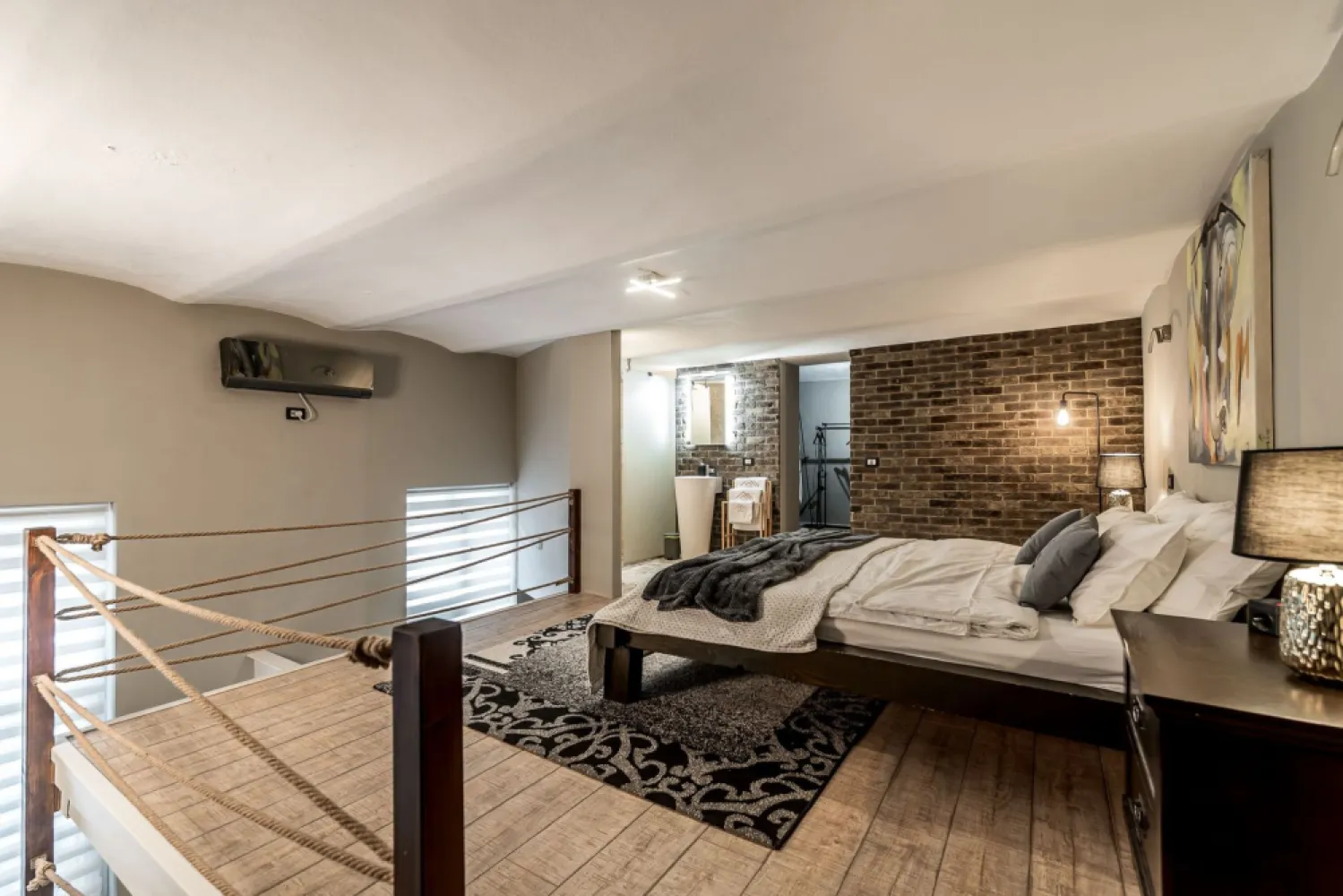 Apartament ultracentral | parter | mobilat și utilat - Rar pe piață: design modern, spații optimizate, gata de mutare. 

Situat ultracentral, pe strada Vasile Alecsandri, la parter, loftul are 90 mp (conform CF) și impresionează prin designul modern pe două niveluri, spațiile optimizate și atmosfera primitoare — exact genul de “acasă” care se simte diferit din prima.
🛋️ Se vinde complet mobilat și utilat, gata de mutare imediată — fără investiții suplimentare.
💡 Ideal pentru: locuire, pentru cine vrea un stil de viață modern, în inima orașului sau investiție, pentru închiriere pe termen lung sau regim hotelier (în funcție de strategie)

Un spațiu aparte, pentru cei care caută design, funcționalitate și liniște, chiar în centru.
💶 Preț: 150.000 €
✅ Comision 0% | ✅ Vizionare gratuită
📞 Pentru detalii sau programarea unei vizionări: Andreea Szuchanszki – 0742 267 773 (telefon / WhatsApp)

💳 Dacă ai nevoie de finanțare, îți pot obține gratuit oferte de la 16 bănci.
🏡 Ai o proprietate de vânzare în Arad? Îți ofer o evaluare gratuită, fără obligații.