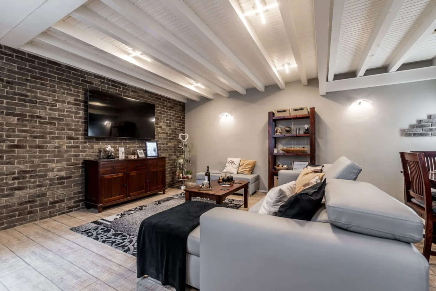 Apartament ultracentral | parter | mobilat și utilat - Rar pe piață: design modern, spații optimizate, gata de mutare. 

Situat ultracentral, pe strada Vasile Alecsandri, la parter, loftul are 90 mp (conform CF) și impresionează prin designul modern pe două niveluri, spațiile optimizate și atmosfera primitoare — exact genul de “acasă” care se simte diferit din prima.
🛋️ Se vinde complet mobilat și utilat, gata de mutare imediată — fără investiții suplimentare.
💡 Ideal pentru: locuire, pentru cine vrea un stil de viață modern, în inima orașului sau investiție, pentru închiriere pe termen lung sau regim hotelier (în funcție de strategie)

Un spațiu aparte, pentru cei care caută design, funcționalitate și liniște, chiar în centru.
💶 Preț: 150.000 €
✅ Comision 0% | ✅ Vizionare gratuită
📞 Pentru detalii sau programarea unei vizionări: Andreea Szuchanszki – 0742 267 773 (telefon / WhatsApp)

💳 Dacă ai nevoie de finanțare, îți pot obține gratuit oferte de la 16 bănci.
🏡 Ai o proprietate de vânzare în Arad? Îți ofer o evaluare gratuită, fără obligații.
