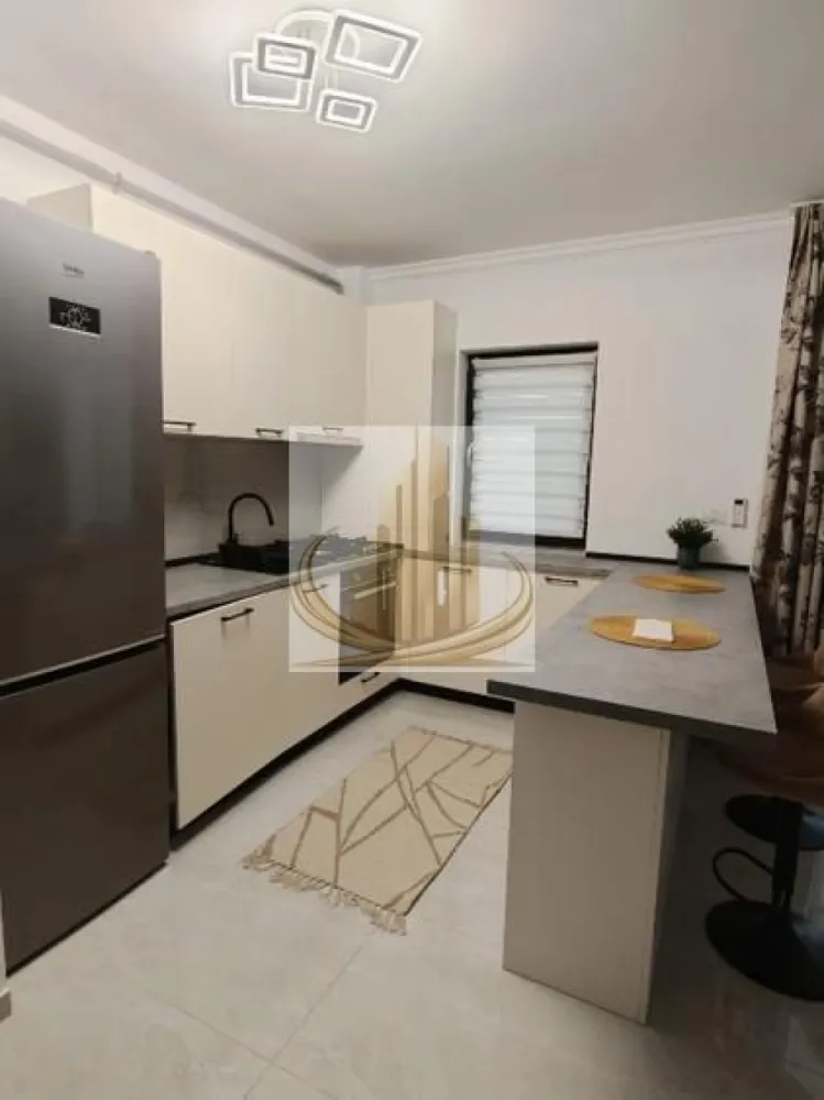 Grand Mobilis vă propune spre închiriere un ap modern cu 2 camere - Grand Mobilis Imobiliare va oferi spre închiriere un apartament modern cu 2 camere, situat in zona Braytim,intr un cadru liniștit SI placut, cu acces rapid spre oraș.

Locuința are o suprafață de 48mp si este amplasata la etajul 1, fiind ideala pentru un cuplu sau o persoana care isi doreste confort SI funcționalitate.
✔️ Caracteristici principale:
Living spațios si luminos 
Dormitor confortabil si bine compartimentat 
Baie moderna, complet utilata 
Compartimentare practica 
2 locuri parcare incluse
🌿 Apartamentul oferta un ambient placut, fiind situat intre o zonă liniștită, perfecta pentru relaxare, departe de agitația urbana.
📍Acces facil care Timișoara si puncte de interes 
📆 Disponibil imediat
💶Pret: 400 €/luna + 1 luna garanție 
📞Pentru mai multe informații sau programarea unei vizionari, echipa Grand Mobilis Imobiliare vă sta la dispoziție!
ID intern CP3031097