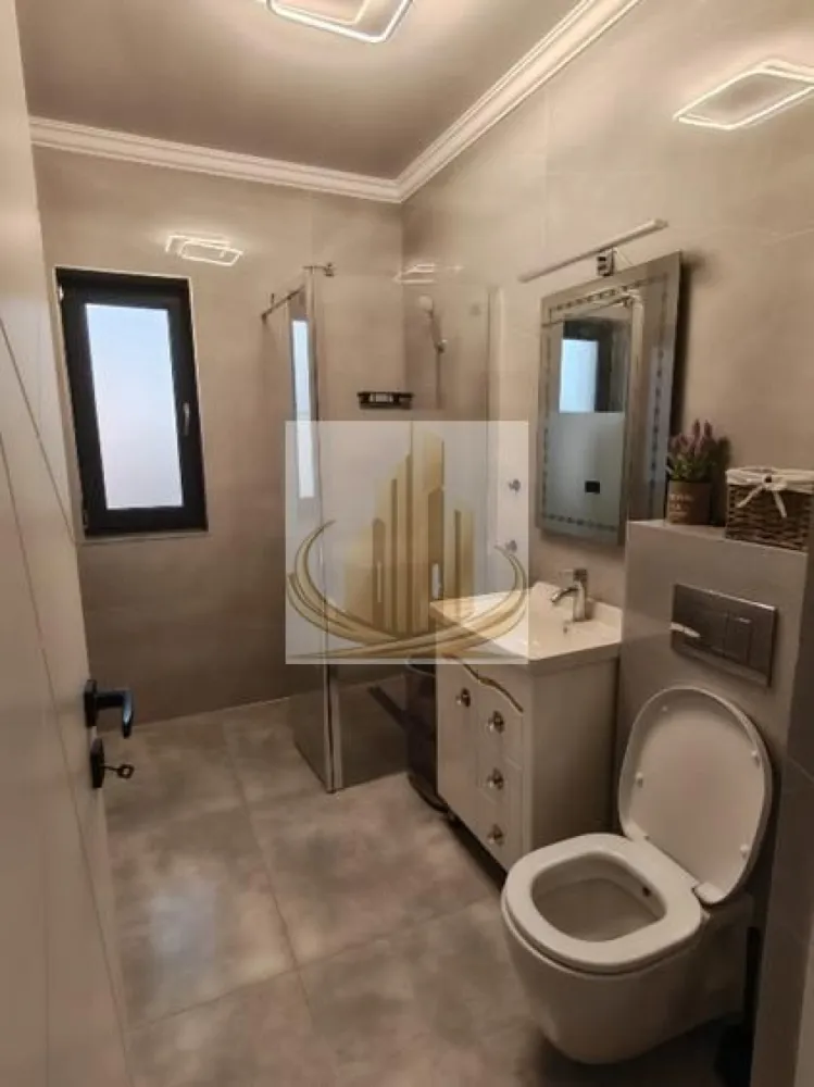 Grand Mobilis vă propune spre închiriere un ap modern cu 2 camere - Grand Mobilis Imobiliare va oferi spre închiriere un apartament modern cu 2 camere, situat in zona Braytim,intr un cadru liniștit SI placut, cu acces rapid spre oraș.

Locuința are o suprafață de 48mp si este amplasata la etajul 1, fiind ideala pentru un cuplu sau o persoana care isi doreste confort SI funcționalitate.
✔️ Caracteristici principale:
Living spațios si luminos 
Dormitor confortabil si bine compartimentat 
Baie moderna, complet utilata 
Compartimentare practica 
2 locuri parcare incluse
🌿 Apartamentul oferta un ambient placut, fiind situat intre o zonă liniștită, perfecta pentru relaxare, departe de agitația urbana.
📍Acces facil care Timișoara si puncte de interes 
📆 Disponibil imediat
💶Pret: 400 €/luna + 1 luna garanție 
📞Pentru mai multe informații sau programarea unei vizionari, echipa Grand Mobilis Imobiliare vă sta la dispoziție!
ID intern CP3031097