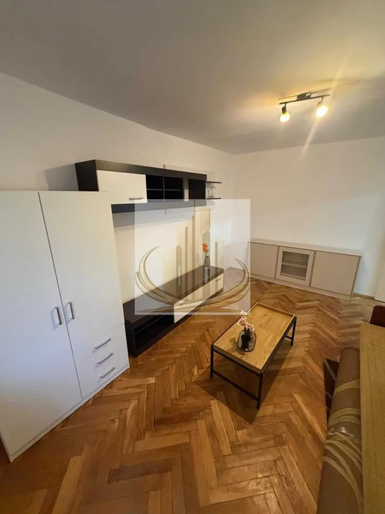 🏡Grand Mobilis va propune spre închiriere un ap 37mp -zona Lidia - 🏡 Grand Mobilis Imobiliare vă propune spre închiriere un apartament decomandat, 37 mp – zona Girocului / Lidia

Grand Mobilis Imobiliare vă oferă spre închiriere un apartament cochet, decomandat, cu o suprafață utilă de 37 mp, situat la etajul 1 din 4, într-un imobil bine întreținut, amplasat în zona Girocului – Lidia, o locație foarte bine poziționată și accesibilă.

Locuința este ideală atât pentru un cuplu, cât și pentru studenți sau medici rezidenți, datorită proximității față de Complexul Studențesc și Spitalul Județean.

✨ Caracteristici:
✔ Suprafață utilă: 37 mp
✔ Compartimentare decomandată
✔ Apartament cochet și eficient organizat
✔ Etaj 1/4 – acces facil
✔ Imobil îngrijit

📍 Avantaje locație:
✔ Aproape de Complexul Studențesc
✔ Acces rapid către Spitalul Județean
✔ Mijloace de transport în comun în apropiere
✔ Magazine și alte facilități la îndemână

💰 Preț: 1400 RON / lună (negociabil)