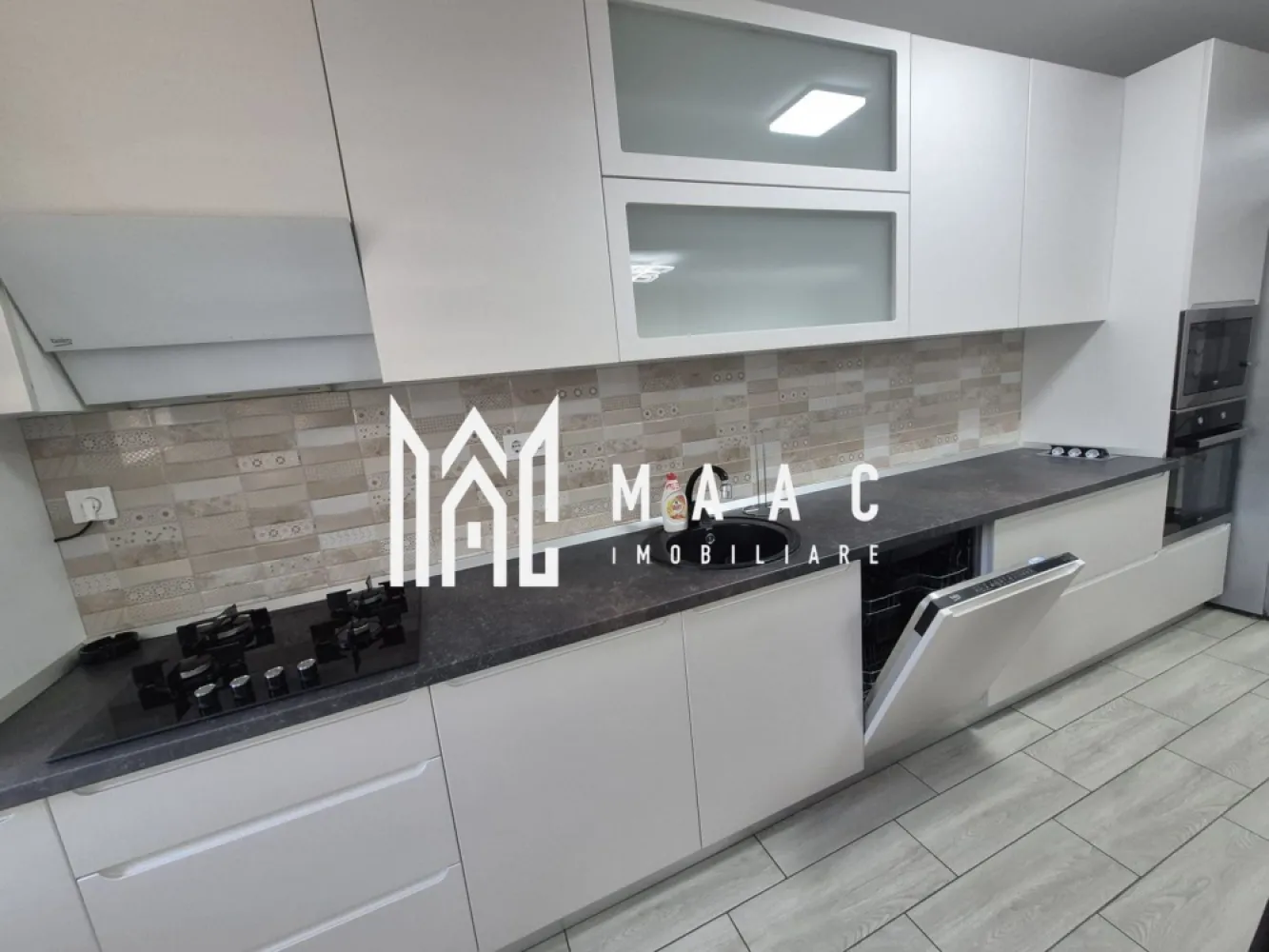 Apartament 3 Camere | Etaj 1 | zona Triajului - MAAC Imobiliare vă prezintă spre închiriere un apartament deosebit, modern și spațios, cu 3 camere, situat într-o construcție nouă din zona Triajului– Șelimbăr. Apartamentul este situat la etajul 1 / 3 si are de 2 balcoane. Living generos cu bucătărie open-space, 2 dormitoare confortabile, baie cu finisaje de calitate si debara. Loc de parcare inclus. Apartamentul se închiriază mobilat și utilat, exact ca în fotografii, fiind disponibil imediat. Este ideal pentru o familie, un cuplu sau persoane care își doresc un stil de viață echilibrat, într-o zonă aerisită, dar aproape de oraș. Se percepe garantie in cuantumul unei chirii lunare. Fiind bine situat, apartamentul oferă acces rapid către principalele puncte de interes: centre comerciale, farmacii și mijloace de transport în comun Pentru mai multe detalii precizati telefonic ca ati vazut anuntul cu ID: CP2802891