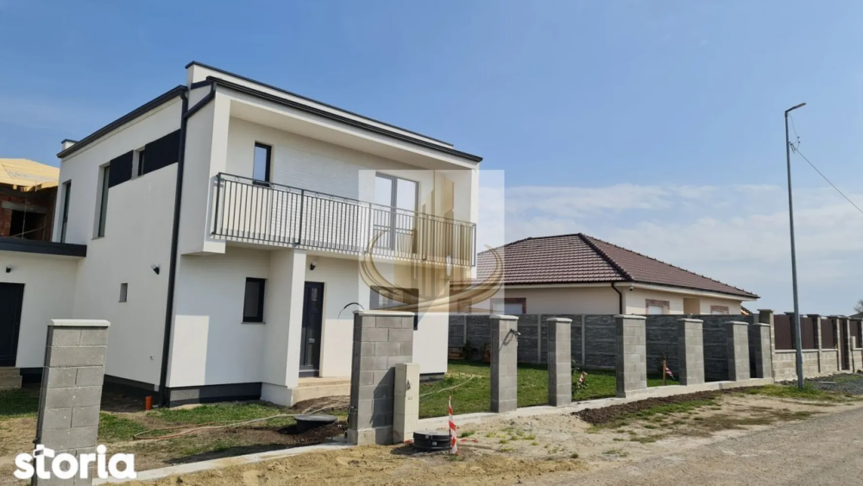 Duplex 117mp, despartit prin camera tehnica, Dumbravita - Descriere:
Grand Mobilis Imobiliare vă propune spre vânzare 1/2 duplex modern, situat într-o zonă liniștită și aerisită din Dumbrăvița, ideal pentru cei care își doresc confort, spațiu și posibilitatea de a-și personaliza locuința după propriul stil.

Proprietatea se remarcă printr-o compartimentare practică și un design contemporan, fiind construită cu atenție la detalii și materiale de calitate.

💡 Un avantaj major: casa se vinde cu interiorul la roșu, oferindu-vă libertatea de a o amenaja exact după preferințele dumneavoastră. Finisajele pot fi realizate ulterior, în funcție de dorințe, contra cost.

📐 Date tehnice:

Suprafață utilă: 117 mp
Teren: 350 mp
Terasă: 8 mp
Regim înălțime: Parter + Etaj
Front stradal: 19.5 m
Construcție eficientă, cu izolație exterioară de 10 cm

🏠 Compartimentare:

Parter:

Living + bucătărie open space
Birou
Baie
Cămară
Spațiu de depozitare
Cameră tehnică

Etaj:

Dormitor matrimonial cu baie proprie și SAS
2 dormitoare
Baie

✨ Dotări & beneficii:

Construcție tip duplex, separată prin cameră tehnică (aprox. 7 m între corpuri) – intimitate sporită
Tâmplărie PVC Salamander 76MD, cu sticlă tripan
Toate branșamentele la utilități realizate
Posibilitate amenajare garaj între corpuri
Curte generoasă, ideală pentru relaxare sau amenajare grădină

💛 De ce să alegi această proprietate?
Pentru liniștea zonei, spațiul generos și oportunitatea de a-ți crea locuința exact așa cum îți dorești. Este alegerea perfectă pentru o familie care caută confort, intimitate și un cămin personalizat.

📞 Pentru mai multe detalii sau pentru programarea unei vizionări, echipa Grand Mobilis Imobiliare vă stă la dispoziție!
ID Intern: CP3031510