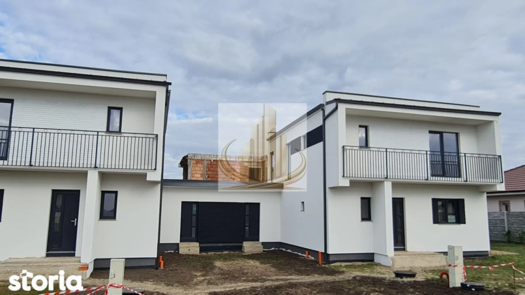 Duplex 117mp, despartit prin camera tehnica, Dumbravita - Descriere:
Grand Mobilis Imobiliare vă propune spre vânzare 1/2 duplex modern, situat într-o zonă liniștită și aerisită din Dumbrăvița, ideal pentru cei care își doresc confort, spațiu și posibilitatea de a-și personaliza locuința după propriul stil.

Proprietatea se remarcă printr-o compartimentare practică și un design contemporan, fiind construită cu atenție la detalii și materiale de calitate.

💡 Un avantaj major: casa se vinde cu interiorul la roșu, oferindu-vă libertatea de a o amenaja exact după preferințele dumneavoastră. Finisajele pot fi realizate ulterior, în funcție de dorințe, contra cost.

📐 Date tehnice:

Suprafață utilă: 117 mp
Teren: 350 mp
Terasă: 8 mp
Regim înălțime: Parter + Etaj
Front stradal: 19.5 m
Construcție eficientă, cu izolație exterioară de 10 cm

🏠 Compartimentare:

Parter:

Living + bucătărie open space
Birou
Baie
Cămară
Spațiu de depozitare
Cameră tehnică

Etaj:

Dormitor matrimonial cu baie proprie și SAS
2 dormitoare
Baie

✨ Dotări & beneficii:

Construcție tip duplex, separată prin cameră tehnică (aprox. 7 m între corpuri) – intimitate sporită
Tâmplărie PVC Salamander 76MD, cu sticlă tripan
Toate branșamentele la utilități realizate
Posibilitate amenajare garaj între corpuri
Curte generoasă, ideală pentru relaxare sau amenajare grădină

💛 De ce să alegi această proprietate?
Pentru liniștea zonei, spațiul generos și oportunitatea de a-ți crea locuința exact așa cum îți dorești. Este alegerea perfectă pentru o familie care caută confort, intimitate și un cămin personalizat.

📞 Pentru mai multe detalii sau pentru programarea unei vizionări, echipa Grand Mobilis Imobiliare vă stă la dispoziție!
ID Intern: CP3031510