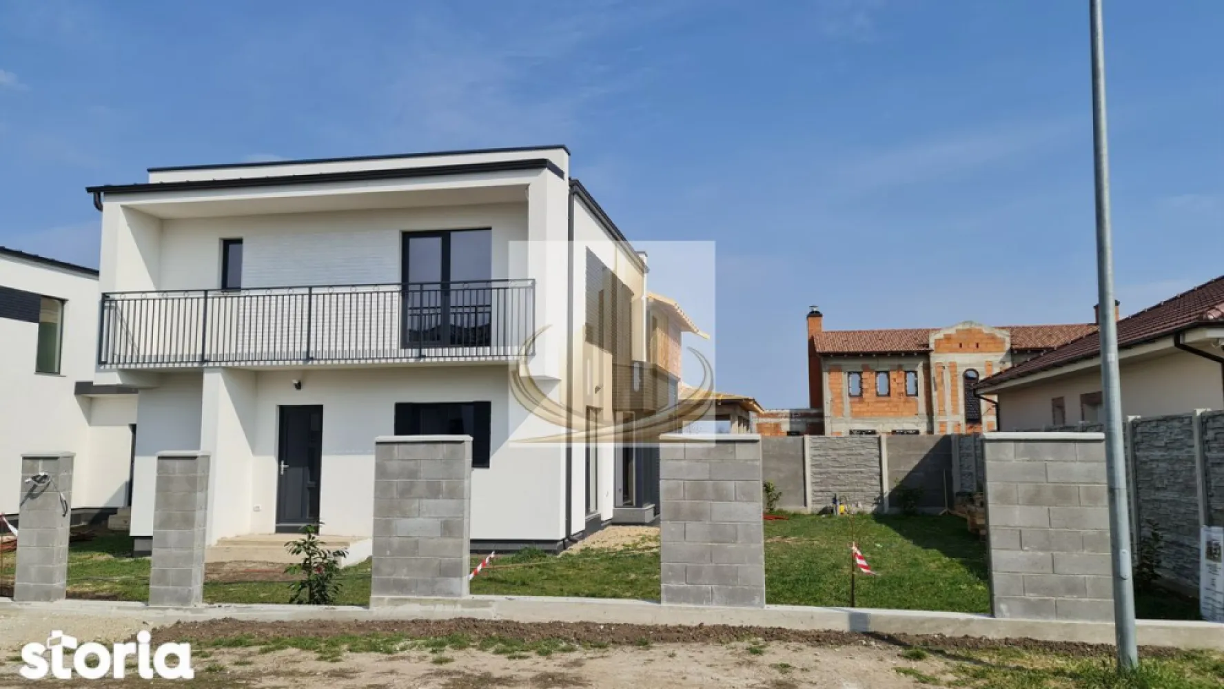 Duplex 117mp, despartit prin camera tehnica, Dumbravita - Descriere:
Grand Mobilis Imobiliare vă propune spre vânzare 1/2 duplex modern, situat într-o zonă liniștită și aerisită din Dumbrăvița, ideal pentru cei care își doresc confort, spațiu și posibilitatea de a-și personaliza locuința după propriul stil.

Proprietatea se remarcă printr-o compartimentare practică și un design contemporan, fiind construită cu atenție la detalii și materiale de calitate.

💡 Un avantaj major: casa se vinde cu interiorul la roșu, oferindu-vă libertatea de a o amenaja exact după preferințele dumneavoastră. Finisajele pot fi realizate ulterior, în funcție de dorințe, contra cost.

📐 Date tehnice:

Suprafață utilă: 117 mp
Teren: 350 mp
Terasă: 8 mp
Regim înălțime: Parter + Etaj
Front stradal: 19.5 m
Construcție eficientă, cu izolație exterioară de 10 cm

🏠 Compartimentare:

Parter:

Living + bucătărie open space
Birou
Baie
Cămară
Spațiu de depozitare
Cameră tehnică

Etaj:

Dormitor matrimonial cu baie proprie și SAS
2 dormitoare
Baie

✨ Dotări & beneficii:

Construcție tip duplex, separată prin cameră tehnică (aprox. 7 m între corpuri) – intimitate sporită
Tâmplărie PVC Salamander 76MD, cu sticlă tripan
Toate branșamentele la utilități realizate
Posibilitate amenajare garaj între corpuri
Curte generoasă, ideală pentru relaxare sau amenajare grădină

💛 De ce să alegi această proprietate?
Pentru liniștea zonei, spațiul generos și oportunitatea de a-ți crea locuința exact așa cum îți dorești. Este alegerea perfectă pentru o familie care caută confort, intimitate și un cămin personalizat.

📞 Pentru mai multe detalii sau pentru programarea unei vizionări, echipa Grand Mobilis Imobiliare vă stă la dispoziție!
ID Intern: CP3031510