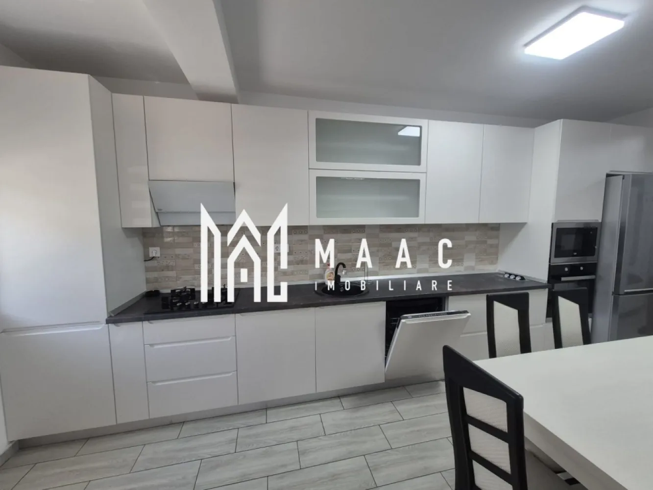 Apartament 3 Camere | Etaj 1 | zona Triajului - MAAC Imobiliare vă prezintă spre închiriere un apartament deosebit, modern și spațios, cu 3 camere, situat într-o construcție nouă din zona Triajului– Șelimbăr. Apartamentul este situat la etajul 1 / 3 si are de 2 balcoane. Living generos cu bucătărie open-space, 2 dormitoare confortabile, baie cu finisaje de calitate si debara. Loc de parcare inclus. Apartamentul se închiriază mobilat și utilat, exact ca în fotografii, fiind disponibil imediat. Este ideal pentru o familie, un cuplu sau persoane care își doresc un stil de viață echilibrat, într-o zonă aerisită, dar aproape de oraș. Se percepe garantie in cuantumul unei chirii lunare. Fiind bine situat, apartamentul oferă acces rapid către principalele puncte de interes: centre comerciale, farmacii și mijloace de transport în comun Pentru mai multe detalii precizati telefonic ca ati vazut anuntul cu ID: CP2802891