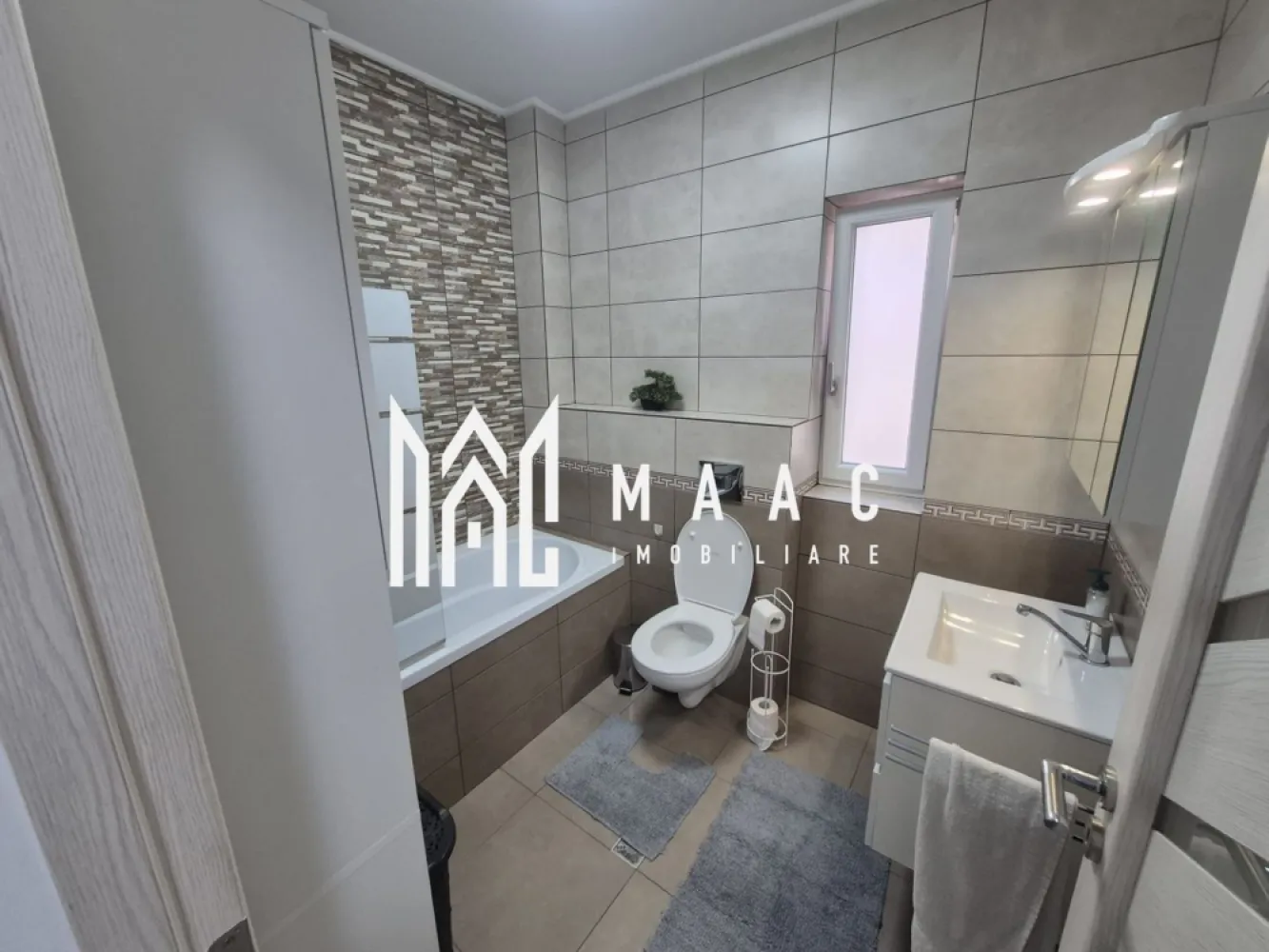 Apartament 3 Camere | Etaj 1 | zona Triajului - MAAC Imobiliare vă prezintă spre închiriere un apartament deosebit, modern și spațios, cu 3 camere, situat într-o construcție nouă din zona Triajului– Șelimbăr. Apartamentul este situat la etajul 1 / 3 si are de 2 balcoane. Living generos cu bucătărie open-space, 2 dormitoare confortabile, baie cu finisaje de calitate si debara. Loc de parcare inclus. Apartamentul se închiriază mobilat și utilat, exact ca în fotografii, fiind disponibil imediat. Este ideal pentru o familie, un cuplu sau persoane care își doresc un stil de viață echilibrat, într-o zonă aerisită, dar aproape de oraș. Se percepe garantie in cuantumul unei chirii lunare. Fiind bine situat, apartamentul oferă acces rapid către principalele puncte de interes: centre comerciale, farmacii și mijloace de transport în comun Pentru mai multe detalii precizati telefonic ca ati vazut anuntul cu ID: CP2802891