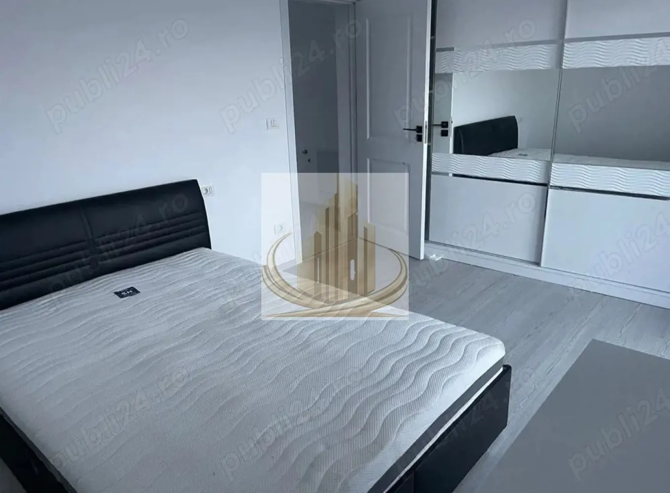 🏡Grand Mobilis va propune spre închiriere un ap de lux 3 camere - Grand Mobilis Imobiliare vă propune spre închiriere un apartament de lux cu 3 camere, situat în zona Girocului.

Apartamentul este la prima închiriere, totul fiind nou, realizat cu finisaje premium și amenajat cu bun gust, pentru un confort maxim. Este alegerea ideală pentru o familie cu copii sau un cuplu care își dorește un spațiu generos, modern și elegant.

🏡 Detalii apartament:
 • 3 camere spațioase și luminoase
 • Bucătărie complet utilată
 • Balcon
 • Loc de parcare inclus
 • Situat la etajul 1

✨ Dotări și finisaje:
 • Mobilier și electrocasnice noi
 • Mașină de spălat vase
 • Aragaz
 • Mașină de spălat rufe
 • Frigider
 • Cuptor cu microunde
 • 3 televizoare
 • Sistem de iluminat modern (candelabru cu telecomandă)
 • Finisaje de lux și design elegant

📍 Localizare:
 • Zonă liniștită, în Girocului
 • La doar 2-3 minute de sensul AEM
 • Acces rapid către oraș și puncte de interes

💶 Preț: 2300 lei / lună + garanție

🚫 Nu se acceptă animale de companie

Acest apartament îmbină perfect confortul, eleganța și spațiul generos, fiind pregătit să devină „acasă” pentru viitorii chiriași.

📞 Pentru mai multe detalii sau programarea unei vizionări, vă stăm la dispoziție!
Grand Mobilis Imobiliare – alegerea potrivită pentru tine.
ID intern CP3031922
