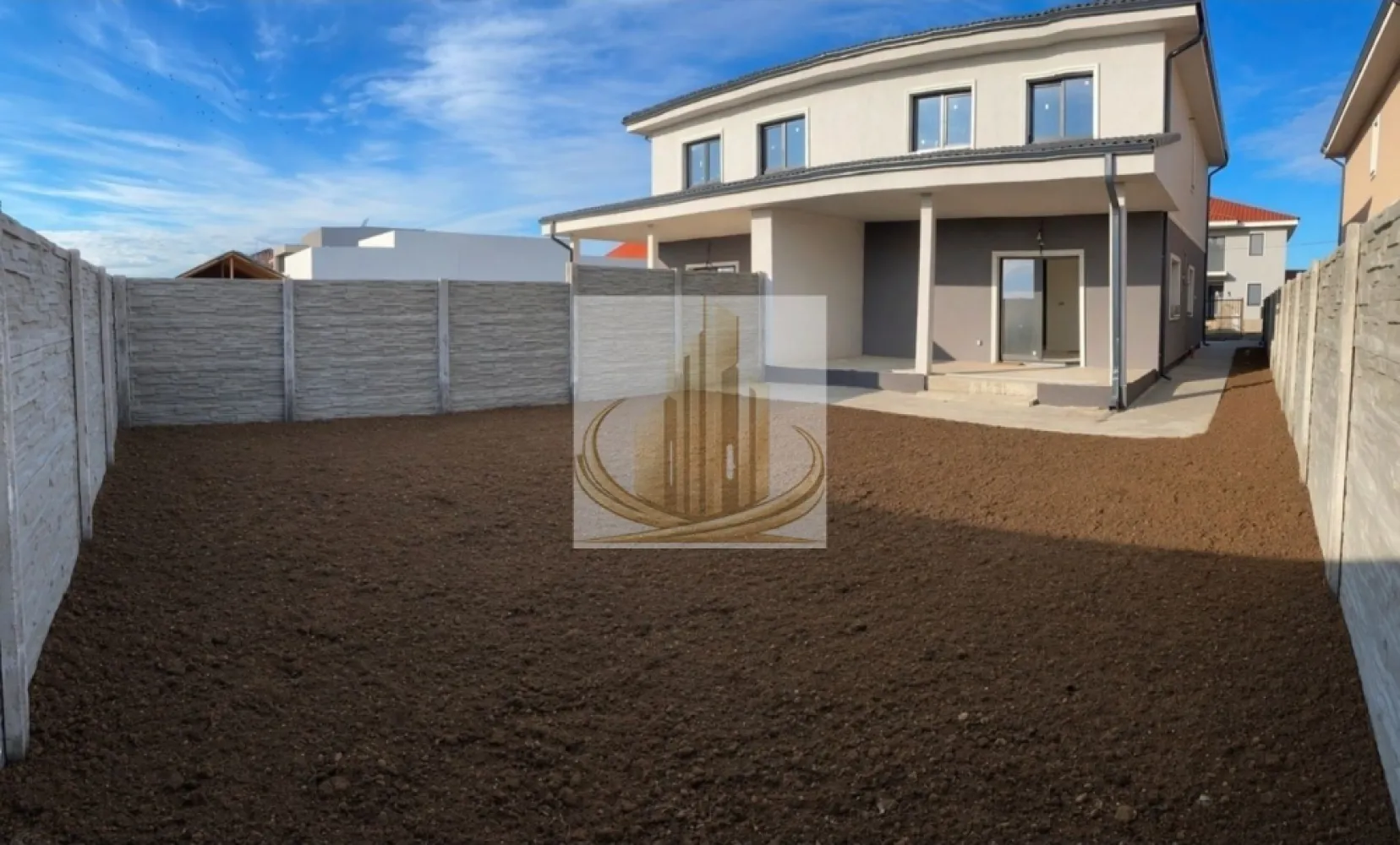 🏡Grand Mobilis va propune spre vânzare un duplex modern - Grand Mobilis Imobiliare vă propune spre vânzare un duplex modern, situat într-o zonă excelentă din Giroc, în apropiere de benzinăria ESO.

Locuința se remarcă prin poziționarea foarte bună, într-o zonă liniștită și accesibilă, dar și prin finisajele de calitate superioară și dotările complete, oferind confortul ideal pentru o familie.

📐 Suprafețe:
 • Suprafață teren: 269 mp
 • Suprafață utilă: 115 mp
 • Spațiu verde: 157 mp

🏡 Regim de înălțime: Parter + Etaj + Pod

✨ Compartimentare eficientă:

Parter:
 • Birou / dormitor
 • Living generos cu ieșire către terasă
 • Bucătărie închisă
 • Baie
 • Terasă acoperită

Etaj:
 • 3 dormitoare
 • 1-2 băi
 • Dressing

Pod:
 • Spațiu pentru depozitare (placă de beton, acces facil)

🔧 Dotări și finisaje:
 • Încălzire în pardoseală
 • Ferestre Rehau
 • Izolație exterioară (polistiren 10 cm)
 • Tâmplărie modernă alb cu gri antracit
 • Țiglă gri antracit
 • Construcție realizată cu materiale de calitate

🌳 Exterior:
 • Curte generoasă
 • Locuri de parcare în interior
 • Poartă culisantă + acces pietonal

📍 Localizare:
 • Zonă excelentă, cu acces rapid către oraș
 • Aproape de magazine, școli, restaurante, parcuri și alte facilități

💶 Preț: 199.000 €

Această proprietate este alegerea ideală pentru cei care își doresc o locuință modernă, spațioasă și bine poziționată.

📞 Pentru mai multe detalii sau programarea unei vizionări, vă stăm la dispoziție!
Grand Mobilis Imobiliare – alegerea potrivită pentru tine.
ID intern CP3031976