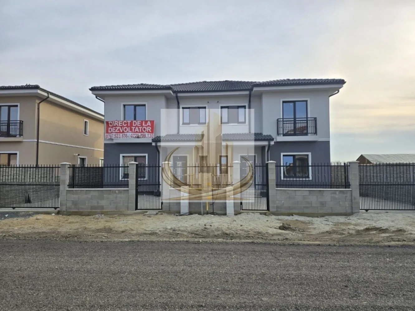 🏡Grand Mobilis va propune spre vânzare un duplex modern - Grand Mobilis Imobiliare vă propune spre vânzare un duplex modern, situat într-o zonă excelentă din Giroc, în apropiere de benzinăria ESO.

Locuința se remarcă prin poziționarea foarte bună, într-o zonă liniștită și accesibilă, dar și prin finisajele de calitate superioară și dotările complete, oferind confortul ideal pentru o familie.

📐 Suprafețe:
 • Suprafață teren: 269 mp
 • Suprafață utilă: 115 mp
 • Spațiu verde: 157 mp

🏡 Regim de înălțime: Parter + Etaj + Pod

✨ Compartimentare eficientă:

Parter:
 • Birou / dormitor
 • Living generos cu ieșire către terasă
 • Bucătărie închisă
 • Baie
 • Terasă acoperită

Etaj:
 • 3 dormitoare
 • 1-2 băi
 • Dressing

Pod:
 • Spațiu pentru depozitare (placă de beton, acces facil)

🔧 Dotări și finisaje:
 • Încălzire în pardoseală
 • Ferestre Rehau
 • Izolație exterioară (polistiren 10 cm)
 • Tâmplărie modernă alb cu gri antracit
 • Țiglă gri antracit
 • Construcție realizată cu materiale de calitate

🌳 Exterior:
 • Curte generoasă
 • Locuri de parcare în interior
 • Poartă culisantă + acces pietonal

📍 Localizare:
 • Zonă excelentă, cu acces rapid către oraș
 • Aproape de magazine, școli, restaurante, parcuri și alte facilități

💶 Preț: 199.000 €

Această proprietate este alegerea ideală pentru cei care își doresc o locuință modernă, spațioasă și bine poziționată.

📞 Pentru mai multe detalii sau programarea unei vizionări, vă stăm la dispoziție!
Grand Mobilis Imobiliare – alegerea potrivită pentru tine.
ID intern CP3031976