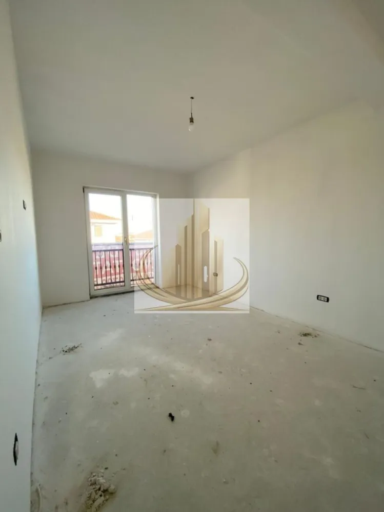 🏡Grand Mobilis va propune spre vânzare un duplex modern - Grand Mobilis Imobiliare vă propune spre vânzare un duplex modern, situat într-o zonă excelentă din Giroc, în apropiere de benzinăria ESO.

Locuința se remarcă prin poziționarea foarte bună, într-o zonă liniștită și accesibilă, dar și prin finisajele de calitate superioară și dotările complete, oferind confortul ideal pentru o familie.

📐 Suprafețe:
 • Suprafață teren: 269 mp
 • Suprafață utilă: 115 mp
 • Spațiu verde: 157 mp

🏡 Regim de înălțime: Parter + Etaj + Pod

✨ Compartimentare eficientă:

Parter:
 • Birou / dormitor
 • Living generos cu ieșire către terasă
 • Bucătărie închisă
 • Baie
 • Terasă acoperită

Etaj:
 • 3 dormitoare
 • 1-2 băi
 • Dressing

Pod:
 • Spațiu pentru depozitare (placă de beton, acces facil)

🔧 Dotări și finisaje:
 • Încălzire în pardoseală
 • Ferestre Rehau
 • Izolație exterioară (polistiren 10 cm)
 • Tâmplărie modernă alb cu gri antracit
 • Țiglă gri antracit
 • Construcție realizată cu materiale de calitate

🌳 Exterior:
 • Curte generoasă
 • Locuri de parcare în interior
 • Poartă culisantă + acces pietonal

📍 Localizare:
 • Zonă excelentă, cu acces rapid către oraș
 • Aproape de magazine, școli, restaurante, parcuri și alte facilități

💶 Preț: 199.000 €

Această proprietate este alegerea ideală pentru cei care își doresc o locuință modernă, spațioasă și bine poziționată.

📞 Pentru mai multe detalii sau programarea unei vizionări, vă stăm la dispoziție!
Grand Mobilis Imobiliare – alegerea potrivită pentru tine.
ID intern CP3031976
