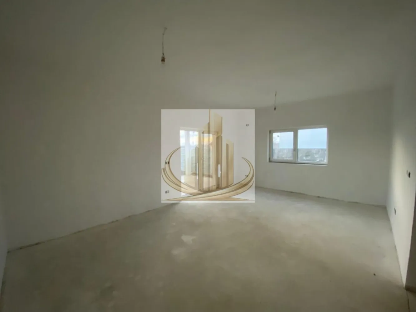 🏡Grand Mobilis va propune spre vânzare un duplex modern - Grand Mobilis Imobiliare vă propune spre vânzare un duplex modern, situat într-o zonă excelentă din Giroc, în apropiere de benzinăria ESO.

Locuința se remarcă prin poziționarea foarte bună, într-o zonă liniștită și accesibilă, dar și prin finisajele de calitate superioară și dotările complete, oferind confortul ideal pentru o familie.

📐 Suprafețe:
 • Suprafață teren: 269 mp
 • Suprafață utilă: 115 mp
 • Spațiu verde: 157 mp

🏡 Regim de înălțime: Parter + Etaj + Pod

✨ Compartimentare eficientă:

Parter:
 • Birou / dormitor
 • Living generos cu ieșire către terasă
 • Bucătărie închisă
 • Baie
 • Terasă acoperită

Etaj:
 • 3 dormitoare
 • 1-2 băi
 • Dressing

Pod:
 • Spațiu pentru depozitare (placă de beton, acces facil)

🔧 Dotări și finisaje:
 • Încălzire în pardoseală
 • Ferestre Rehau
 • Izolație exterioară (polistiren 10 cm)
 • Tâmplărie modernă alb cu gri antracit
 • Țiglă gri antracit
 • Construcție realizată cu materiale de calitate

🌳 Exterior:
 • Curte generoasă
 • Locuri de parcare în interior
 • Poartă culisantă + acces pietonal

📍 Localizare:
 • Zonă excelentă, cu acces rapid către oraș
 • Aproape de magazine, școli, restaurante, parcuri și alte facilități

💶 Preț: 199.000 €

Această proprietate este alegerea ideală pentru cei care își doresc o locuință modernă, spațioasă și bine poziționată.

📞 Pentru mai multe detalii sau programarea unei vizionări, vă stăm la dispoziție!
Grand Mobilis Imobiliare – alegerea potrivită pentru tine.
ID intern CP3031976