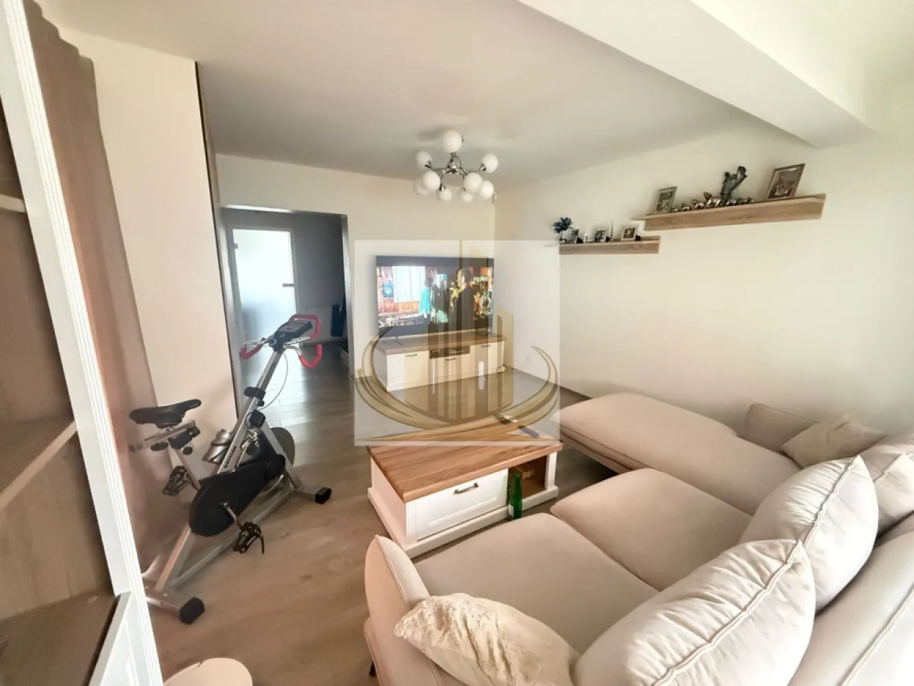 Duplex Spațios, 135mp | 4 Camere | | Zonă Kaufland | Dumbravita - Grand Mobilis Imobiliare vă propune spre vânzare un duplex spațios și bine compartimentat, ideal pentru o familie care își dorește confort, funcționalitate și o locație excelentă.

Proprietatea impresionează prin suprafața generoasă și organizarea eficientă a spațiului, oferind un ambient luminos și primitor, perfect pentru viața de zi cu zi.

📍 Localizare avantajoasă:
Imobilul este situat într-o zonă foarte căutată din Dumbrăvița, în apropierea Kaufland, având în proximitate numeroase facilități: magazine, farmacii, McDonald’s, restaurante, cafenele, sală de sport și alte puncte de interes. În același timp, beneficiază de acces rapid către Timișoara și zona Iulius Town.

📐 Date tehnice:

Suprafață utilă: 135 mp
An construcție: 2007
Preț: 267.000 €

🏠 Compartimentare:

3 dormitoare spațioase
3 băi
Living generos
Bucătărie separată
Dressing mare
Dressing mic

✨ Avantaje:

Compartimentare inteligentă, ideală pentru familie
Spații luminoase și bine organizate
Zonă liniștită, cu acces facil la toate facilitățile urbane
Poziționare excelentă, aproape de puncte de interes majore

💛 De ce să alegi această proprietate?
Pentru spațiul generos, compartimentarea practică și amplasarea într-o zonă premium, unde ai totul la îndemână. Este locul perfect pentru a construi un cămin confortabil și echilibrat.

📞 Pentru mai multe detalii sau pentru programarea unei vizionări, echipa Grand Mobilis Imobiliare vă stă cu drag la dispoziție!
ID Intern: CP3032001