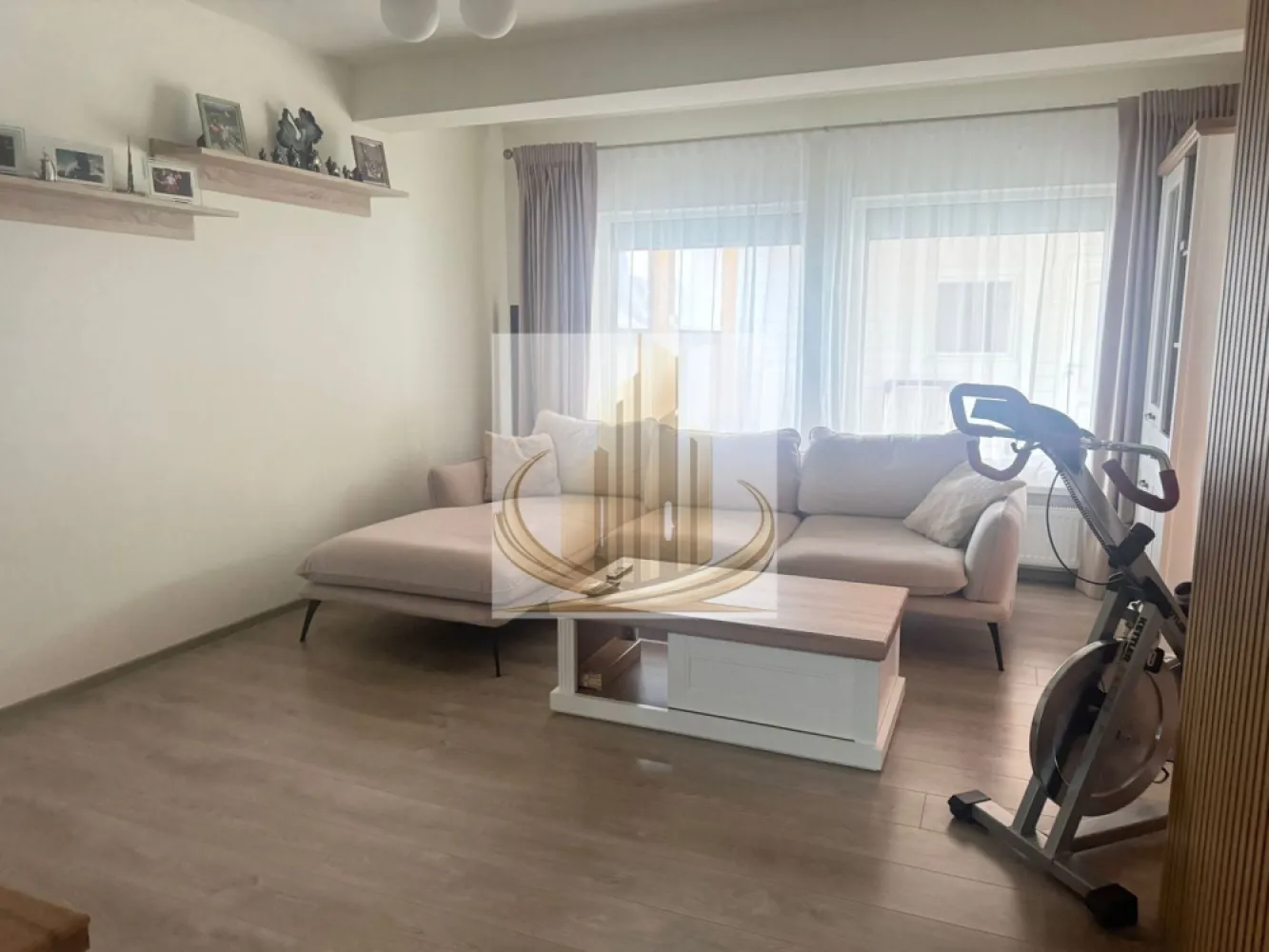 Duplex Spațios, 135mp | 4 Camere | | Zonă Kaufland | Dumbravita - Grand Mobilis Imobiliare vă propune spre vânzare un duplex spațios și bine compartimentat, ideal pentru o familie care își dorește confort, funcționalitate și o locație excelentă.

Proprietatea impresionează prin suprafața generoasă și organizarea eficientă a spațiului, oferind un ambient luminos și primitor, perfect pentru viața de zi cu zi.

📍 Localizare avantajoasă:
Imobilul este situat într-o zonă foarte căutată din Dumbrăvița, în apropierea Kaufland, având în proximitate numeroase facilități: magazine, farmacii, McDonald’s, restaurante, cafenele, sală de sport și alte puncte de interes. În același timp, beneficiază de acces rapid către Timișoara și zona Iulius Town.

📐 Date tehnice:

Suprafață utilă: 135 mp
An construcție: 2007
Preț: 267.000 €

🏠 Compartimentare:

3 dormitoare spațioase
3 băi
Living generos
Bucătărie separată
Dressing mare
Dressing mic

✨ Avantaje:

Compartimentare inteligentă, ideală pentru familie
Spații luminoase și bine organizate
Zonă liniștită, cu acces facil la toate facilitățile urbane
Poziționare excelentă, aproape de puncte de interes majore

💛 De ce să alegi această proprietate?
Pentru spațiul generos, compartimentarea practică și amplasarea într-o zonă premium, unde ai totul la îndemână. Este locul perfect pentru a construi un cămin confortabil și echilibrat.

📞 Pentru mai multe detalii sau pentru programarea unei vizionări, echipa Grand Mobilis Imobiliare vă stă cu drag la dispoziție!
ID Intern: CP3032001