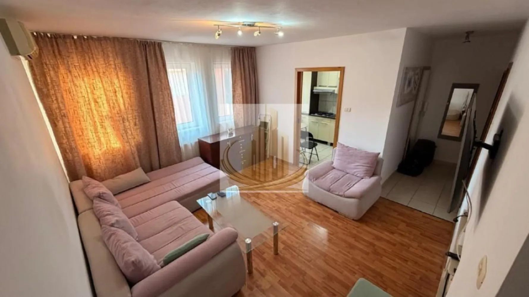 Apartament 3 camere | Etaj1+Mansardă | 67mp | Dumbravița | Loc parcare - 🏡 Apartament 3 Camere în Vilă | Etaj+Mansardă | Acoperis proprietate în CF | Parcare Acoperită CF separat | Dumbravița |

Acasă nu este doar un loc, ci o stare.
Vă invităm să descoperiți un apartament cu personalitate, situat într-o vilă cochetă, într-una dintre cele mai dorite zone din Dumbrăvița. O locuință care îmbină perfect confortul, intimitatea și funcționalitatea, ideală pentru cei care își doresc mai mult decât un simplu apartament.

Dispus pe două niveluri (etaj + mansardă), spațiul este aerisit, luminos și atent compartimentat, oferind senzația unei case primitoare, unde fiecare colț este gândit pentru relaxare și confort.

📍 Localizare excelentă:
Proprietatea beneficiază de o poziționare ideală, în apropierea magazinului Kaufland, cu acces rapid la restaurante, cafenele, farmacii și alte facilități esențiale. În plus, conexiunea către Timișoara și Iulius Town este rapidă și facilă, fiind perfectă atât pentru locuit, cât și pentru investiție.

📐 Date tehnice:

Suprafață utilă: 67 mp
Regim înălțime: Parter + Etaj + Mansardă
An construcție: 2004
Clasa energetică: A
Construcție solidă din zidărie

🏠 Compartimentare inteligentă:

Living generos, perfect pentru momente petrecute în familie, cu șemineu electric ce adaugă un plus de căldură ambientului
2 dormitoare confortabile (unul la etaj, unul în mansardă, cu ferestre Velux)
Bucătărie separată, practică și bine organizată
2 băi moderne, complet utilate
Hol spațios și scară interioară elegantă

✨ Dotări care fac diferența:

Acoperiș în Cartea Funciară – proprietate exclusivă (un avantaj rar)
Loc de parcare acoperit (carport), înscris separat în CF
Aer condiționat (3 unități) pentru confort în orice sezon
Încălzire centrală proprie pe gaz
Iluminat LED eficient
Se vinde complet mobilat și utilat – gata pentru mutare imediată
Interfon și sistem de supraveghere
Doar 2 apartamente pe nivel – liniște și intimitate garantată

💰 Oportunitate excelentă de investiție:
Zona Kaufland, Dumbrăvița este recunoscută pentru cererea ridicată de închiriere, iar acest apartament reprezintă o alegere inspirată pentru investitori. Proprietatea a fost închiriată anterior cu 550 euro/lună, oferind un randament atractiv și stabil pe termen lung.

💛 De ce să alegi acest apartament?
Pentru că oferă sentimentul de „acasă” încă de la prima vizionare. Pentru că îți oferă spațiu, lumină și intimitate. Și pentru că este amplasat într-o zonă unde totul este la îndemână.

📞 Pentru mai multe detalii sau pentru a programa o vizionare, echipa Grand Mobilis Imobiliare vă stă cu drag la dispoziție!
ID Intern: CP3031080