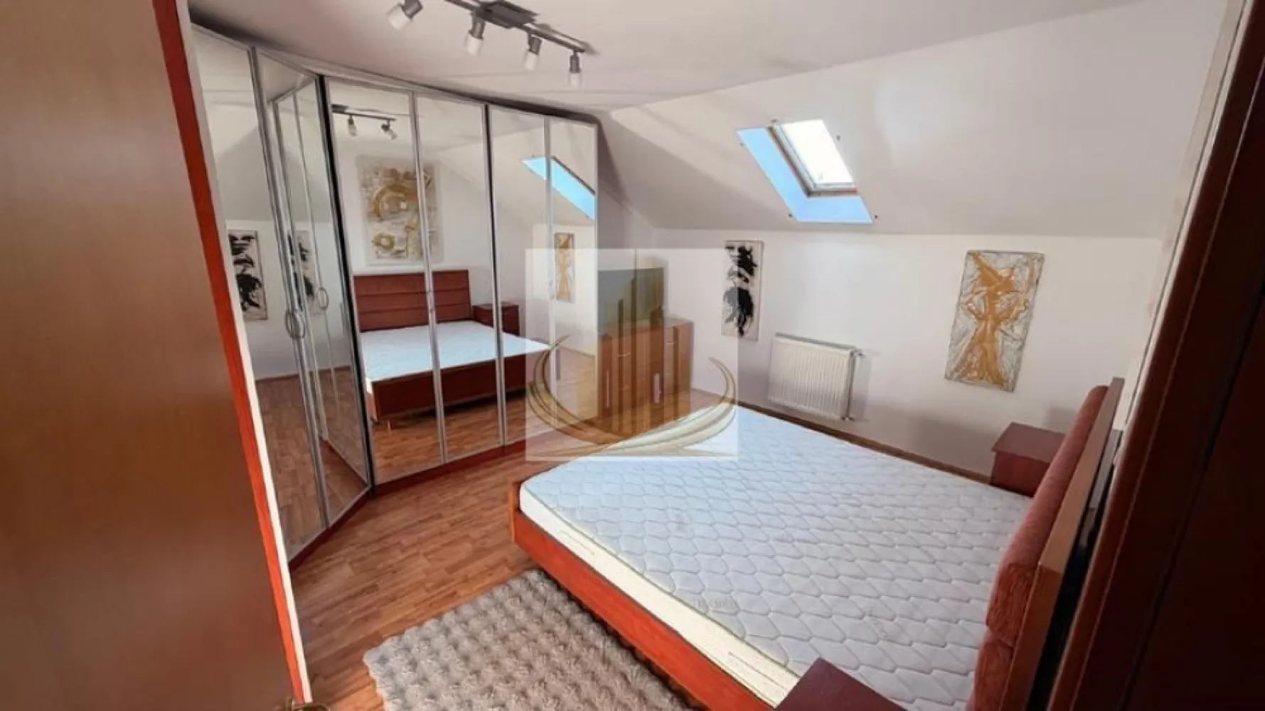 Apartament 3 camere | Etaj1+Mansardă | 67mp | Dumbravița | Loc parcare - 🏡 Apartament 3 Camere în Vilă | Etaj+Mansardă | Acoperis proprietate în CF | Parcare Acoperită CF separat | Dumbravița |

Acasă nu este doar un loc, ci o stare.
Vă invităm să descoperiți un apartament cu personalitate, situat într-o vilă cochetă, într-una dintre cele mai dorite zone din Dumbrăvița. O locuință care îmbină perfect confortul, intimitatea și funcționalitatea, ideală pentru cei care își doresc mai mult decât un simplu apartament.

Dispus pe două niveluri (etaj + mansardă), spațiul este aerisit, luminos și atent compartimentat, oferind senzația unei case primitoare, unde fiecare colț este gândit pentru relaxare și confort.

📍 Localizare excelentă:
Proprietatea beneficiază de o poziționare ideală, în apropierea magazinului Kaufland, cu acces rapid la restaurante, cafenele, farmacii și alte facilități esențiale. În plus, conexiunea către Timișoara și Iulius Town este rapidă și facilă, fiind perfectă atât pentru locuit, cât și pentru investiție.

📐 Date tehnice:

Suprafață utilă: 67 mp
Regim înălțime: Parter + Etaj + Mansardă
An construcție: 2004
Clasa energetică: A
Construcție solidă din zidărie

🏠 Compartimentare inteligentă:

Living generos, perfect pentru momente petrecute în familie, cu șemineu electric ce adaugă un plus de căldură ambientului
2 dormitoare confortabile (unul la etaj, unul în mansardă, cu ferestre Velux)
Bucătărie separată, practică și bine organizată
2 băi moderne, complet utilate
Hol spațios și scară interioară elegantă

✨ Dotări care fac diferența:

Acoperiș în Cartea Funciară – proprietate exclusivă (un avantaj rar)
Loc de parcare acoperit (carport), înscris separat în CF
Aer condiționat (3 unități) pentru confort în orice sezon
Încălzire centrală proprie pe gaz
Iluminat LED eficient
Se vinde complet mobilat și utilat – gata pentru mutare imediată
Interfon și sistem de supraveghere
Doar 2 apartamente pe nivel – liniște și intimitate garantată

💰 Oportunitate excelentă de investiție:
Zona Kaufland, Dumbrăvița este recunoscută pentru cererea ridicată de închiriere, iar acest apartament reprezintă o alegere inspirată pentru investitori. Proprietatea a fost închiriată anterior cu 550 euro/lună, oferind un randament atractiv și stabil pe termen lung.

💛 De ce să alegi acest apartament?
Pentru că oferă sentimentul de „acasă” încă de la prima vizionare. Pentru că îți oferă spațiu, lumină și intimitate. Și pentru că este amplasat într-o zonă unde totul este la îndemână.

📞 Pentru mai multe detalii sau pentru a programa o vizionare, echipa Grand Mobilis Imobiliare vă stă cu drag la dispoziție!
ID Intern: CP3031080