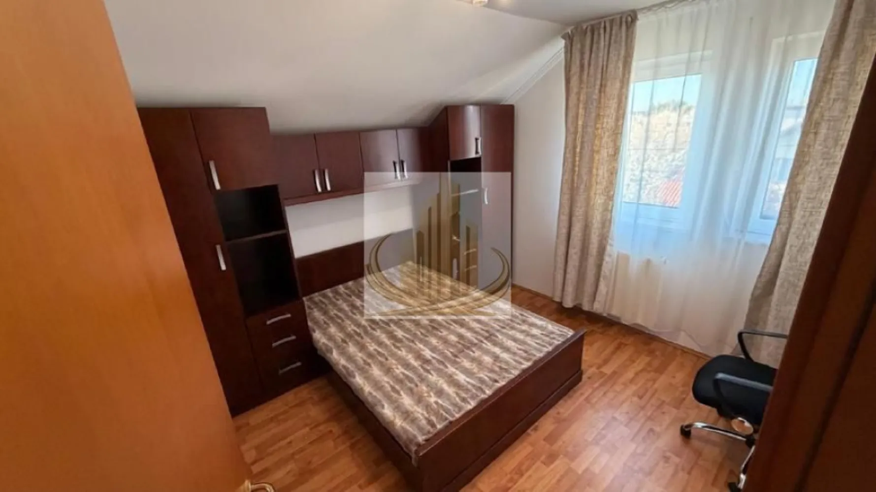 Apartament 3 camere | Etaj1+Mansardă | 67mp | Dumbravița | Loc parcare - 🏡 Apartament 3 Camere în Vilă | Etaj+Mansardă | Acoperis proprietate în CF | Parcare Acoperită CF separat | Dumbravița |

Acasă nu este doar un loc, ci o stare.
Vă invităm să descoperiți un apartament cu personalitate, situat într-o vilă cochetă, într-una dintre cele mai dorite zone din Dumbrăvița. O locuință care îmbină perfect confortul, intimitatea și funcționalitatea, ideală pentru cei care își doresc mai mult decât un simplu apartament.

Dispus pe două niveluri (etaj + mansardă), spațiul este aerisit, luminos și atent compartimentat, oferind senzația unei case primitoare, unde fiecare colț este gândit pentru relaxare și confort.

📍 Localizare excelentă:
Proprietatea beneficiază de o poziționare ideală, în apropierea magazinului Kaufland, cu acces rapid la restaurante, cafenele, farmacii și alte facilități esențiale. În plus, conexiunea către Timișoara și Iulius Town este rapidă și facilă, fiind perfectă atât pentru locuit, cât și pentru investiție.

📐 Date tehnice:

Suprafață utilă: 67 mp
Regim înălțime: Parter + Etaj + Mansardă
An construcție: 2004
Clasa energetică: A
Construcție solidă din zidărie

🏠 Compartimentare inteligentă:

Living generos, perfect pentru momente petrecute în familie, cu șemineu electric ce adaugă un plus de căldură ambientului
2 dormitoare confortabile (unul la etaj, unul în mansardă, cu ferestre Velux)
Bucătărie separată, practică și bine organizată
2 băi moderne, complet utilate
Hol spațios și scară interioară elegantă

✨ Dotări care fac diferența:

Acoperiș în Cartea Funciară – proprietate exclusivă (un avantaj rar)
Loc de parcare acoperit (carport), înscris separat în CF
Aer condiționat (3 unități) pentru confort în orice sezon
Încălzire centrală proprie pe gaz
Iluminat LED eficient
Se vinde complet mobilat și utilat – gata pentru mutare imediată
Interfon și sistem de supraveghere
Doar 2 apartamente pe nivel – liniște și intimitate garantată

💰 Oportunitate excelentă de investiție:
Zona Kaufland, Dumbrăvița este recunoscută pentru cererea ridicată de închiriere, iar acest apartament reprezintă o alegere inspirată pentru investitori. Proprietatea a fost închiriată anterior cu 550 euro/lună, oferind un randament atractiv și stabil pe termen lung.

💛 De ce să alegi acest apartament?
Pentru că oferă sentimentul de „acasă” încă de la prima vizionare. Pentru că îți oferă spațiu, lumină și intimitate. Și pentru că este amplasat într-o zonă unde totul este la îndemână.

📞 Pentru mai multe detalii sau pentru a programa o vizionare, echipa Grand Mobilis Imobiliare vă stă cu drag la dispoziție!
ID Intern: CP3031080