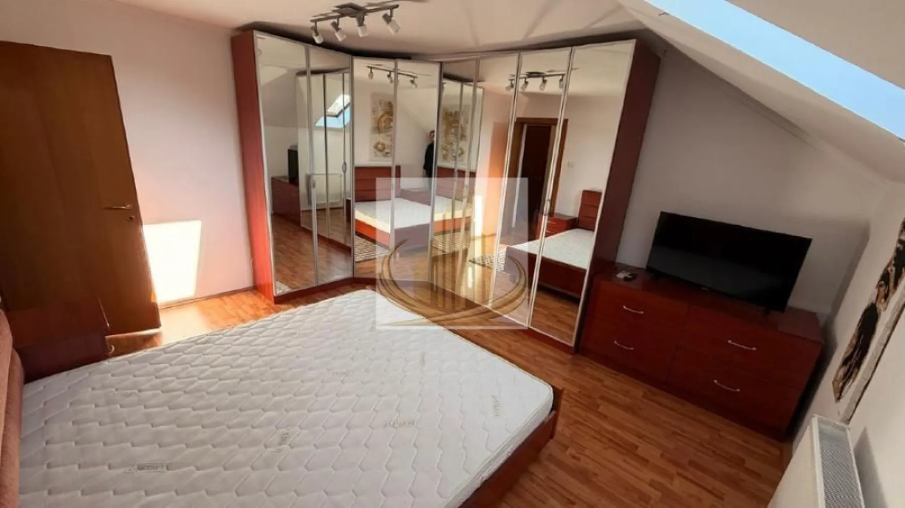 Apartament 3 camere | Etaj1+Mansardă | 67mp | Dumbravița | Loc parcare - 🏡 Apartament 3 Camere în Vilă | Etaj+Mansardă | Acoperis proprietate în CF | Parcare Acoperită CF separat | Dumbravița |

Acasă nu este doar un loc, ci o stare.
Vă invităm să descoperiți un apartament cu personalitate, situat într-o vilă cochetă, într-una dintre cele mai dorite zone din Dumbrăvița. O locuință care îmbină perfect confortul, intimitatea și funcționalitatea, ideală pentru cei care își doresc mai mult decât un simplu apartament.

Dispus pe două niveluri (etaj + mansardă), spațiul este aerisit, luminos și atent compartimentat, oferind senzația unei case primitoare, unde fiecare colț este gândit pentru relaxare și confort.

📍 Localizare excelentă:
Proprietatea beneficiază de o poziționare ideală, în apropierea magazinului Kaufland, cu acces rapid la restaurante, cafenele, farmacii și alte facilități esențiale. În plus, conexiunea către Timișoara și Iulius Town este rapidă și facilă, fiind perfectă atât pentru locuit, cât și pentru investiție.

📐 Date tehnice:

Suprafață utilă: 67 mp
Regim înălțime: Parter + Etaj + Mansardă
An construcție: 2004
Clasa energetică: A
Construcție solidă din zidărie

🏠 Compartimentare inteligentă:

Living generos, perfect pentru momente petrecute în familie, cu șemineu electric ce adaugă un plus de căldură ambientului
2 dormitoare confortabile (unul la etaj, unul în mansardă, cu ferestre Velux)
Bucătărie separată, practică și bine organizată
2 băi moderne, complet utilate
Hol spațios și scară interioară elegantă

✨ Dotări care fac diferența:

Acoperiș în Cartea Funciară – proprietate exclusivă (un avantaj rar)
Loc de parcare acoperit (carport), înscris separat în CF
Aer condiționat (3 unități) pentru confort în orice sezon
Încălzire centrală proprie pe gaz
Iluminat LED eficient
Se vinde complet mobilat și utilat – gata pentru mutare imediată
Interfon și sistem de supraveghere
Doar 2 apartamente pe nivel – liniște și intimitate garantată

💰 Oportunitate excelentă de investiție:
Zona Kaufland, Dumbrăvița este recunoscută pentru cererea ridicată de închiriere, iar acest apartament reprezintă o alegere inspirată pentru investitori. Proprietatea a fost închiriată anterior cu 550 euro/lună, oferind un randament atractiv și stabil pe termen lung.

💛 De ce să alegi acest apartament?
Pentru că oferă sentimentul de „acasă” încă de la prima vizionare. Pentru că îți oferă spațiu, lumină și intimitate. Și pentru că este amplasat într-o zonă unde totul este la îndemână.

📞 Pentru mai multe detalii sau pentru a programa o vizionare, echipa Grand Mobilis Imobiliare vă stă cu drag la dispoziție!
ID Intern: CP3031080