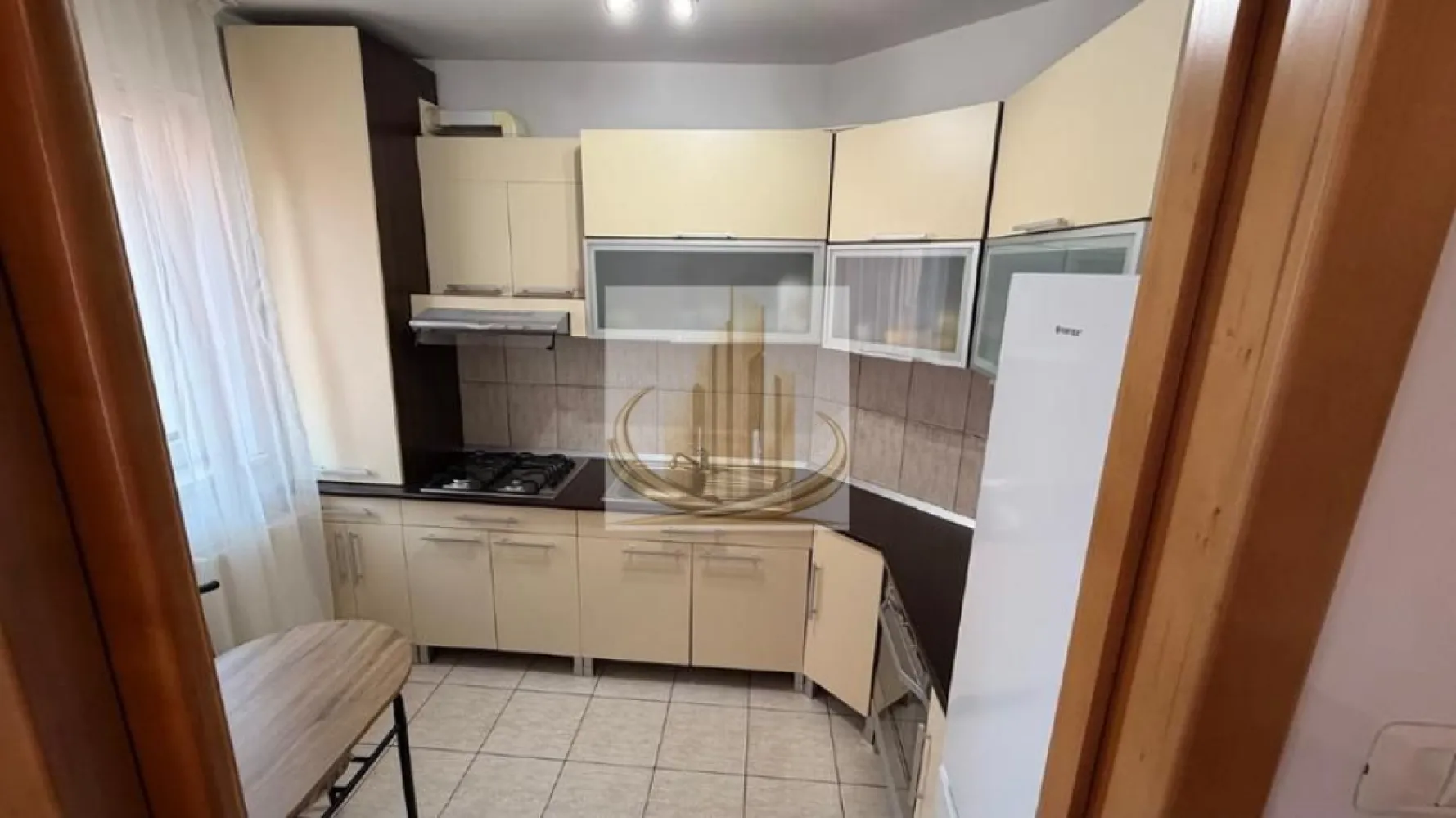 Apartament 3 camere | Etaj1+Mansardă | 67mp | Dumbravița | Loc parcare - 🏡 Apartament 3 Camere în Vilă | Etaj+Mansardă | Acoperis proprietate în CF | Parcare Acoperită CF separat | Dumbravița |

Acasă nu este doar un loc, ci o stare.
Vă invităm să descoperiți un apartament cu personalitate, situat într-o vilă cochetă, într-una dintre cele mai dorite zone din Dumbrăvița. O locuință care îmbină perfect confortul, intimitatea și funcționalitatea, ideală pentru cei care își doresc mai mult decât un simplu apartament.

Dispus pe două niveluri (etaj + mansardă), spațiul este aerisit, luminos și atent compartimentat, oferind senzația unei case primitoare, unde fiecare colț este gândit pentru relaxare și confort.

📍 Localizare excelentă:
Proprietatea beneficiază de o poziționare ideală, în apropierea magazinului Kaufland, cu acces rapid la restaurante, cafenele, farmacii și alte facilități esențiale. În plus, conexiunea către Timișoara și Iulius Town este rapidă și facilă, fiind perfectă atât pentru locuit, cât și pentru investiție.

📐 Date tehnice:

Suprafață utilă: 67 mp
Regim înălțime: Parter + Etaj + Mansardă
An construcție: 2004
Clasa energetică: A
Construcție solidă din zidărie

🏠 Compartimentare inteligentă:

Living generos, perfect pentru momente petrecute în familie, cu șemineu electric ce adaugă un plus de căldură ambientului
2 dormitoare confortabile (unul la etaj, unul în mansardă, cu ferestre Velux)
Bucătărie separată, practică și bine organizată
2 băi moderne, complet utilate
Hol spațios și scară interioară elegantă

✨ Dotări care fac diferența:

Acoperiș în Cartea Funciară – proprietate exclusivă (un avantaj rar)
Loc de parcare acoperit (carport), înscris separat în CF
Aer condiționat (3 unități) pentru confort în orice sezon
Încălzire centrală proprie pe gaz
Iluminat LED eficient
Se vinde complet mobilat și utilat – gata pentru mutare imediată
Interfon și sistem de supraveghere
Doar 2 apartamente pe nivel – liniște și intimitate garantată

💰 Oportunitate excelentă de investiție:
Zona Kaufland, Dumbrăvița este recunoscută pentru cererea ridicată de închiriere, iar acest apartament reprezintă o alegere inspirată pentru investitori. Proprietatea a fost închiriată anterior cu 550 euro/lună, oferind un randament atractiv și stabil pe termen lung.

💛 De ce să alegi acest apartament?
Pentru că oferă sentimentul de „acasă” încă de la prima vizionare. Pentru că îți oferă spațiu, lumină și intimitate. Și pentru că este amplasat într-o zonă unde totul este la îndemână.

📞 Pentru mai multe detalii sau pentru a programa o vizionare, echipa Grand Mobilis Imobiliare vă stă cu drag la dispoziție!
ID Intern: CP3031080