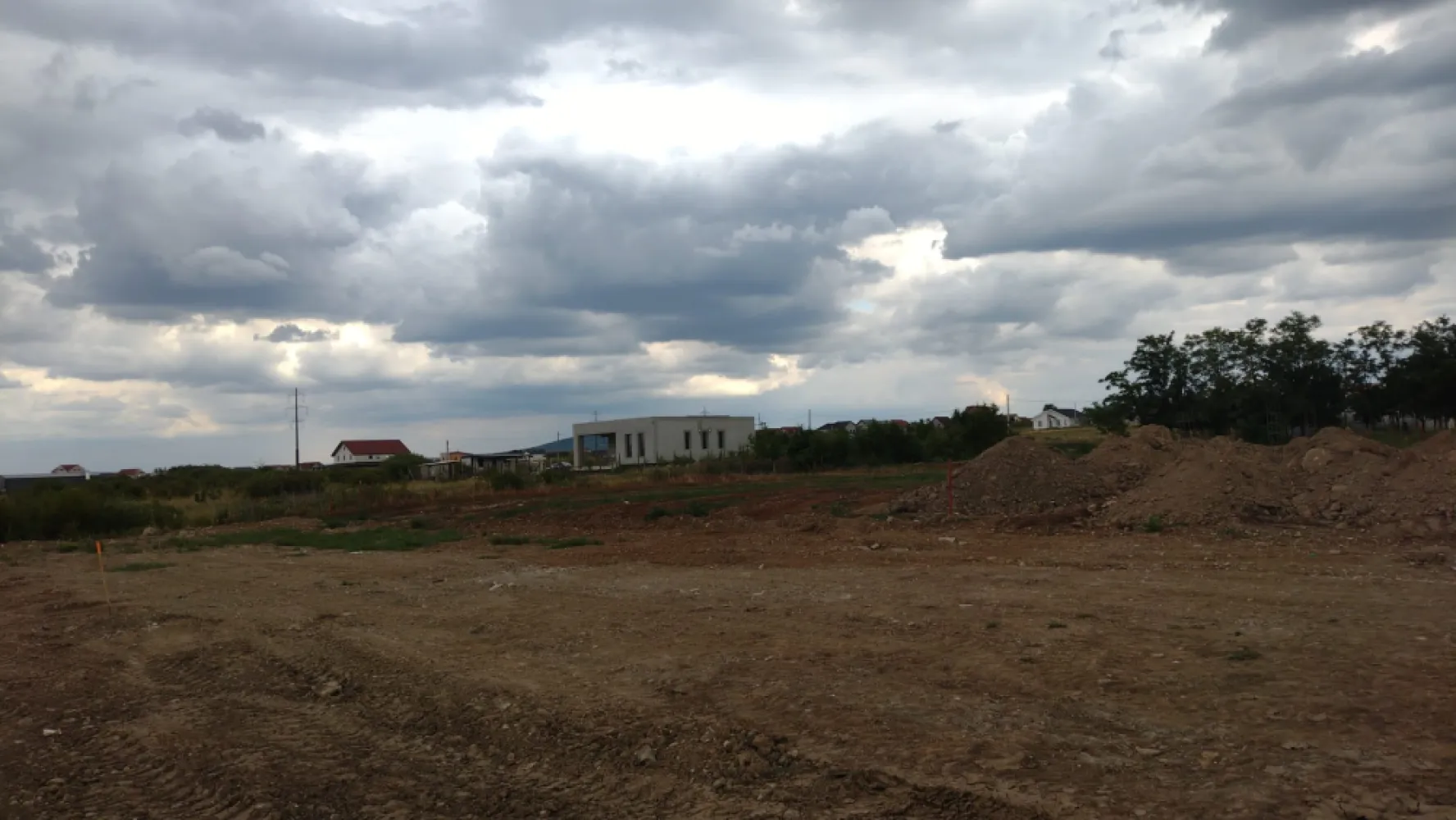 Teren intravilan Cihei - De vânzare teren intravilan, cu o suprafațǎ de 800 mp, dublu front stradal în Cihei (intrarea in Cihei dinspre centura Oradea). Aceastǎ proprietate se află într-o zonă rezidențială în dezvoltare, foarte liniștitǎ, cu acces rapid la viața cotidiană fiind aproape atât de Oradea (cca. 80-90 de metri față de cartierul Viena) cât și de Bǎile Felix.Utilitǎțile disponibile la limita proprietǎții sunt alimentarea cu apǎ si canalizarea iar curentul la cca 35-40 metri distanță.Drumul este cedat primariei, iar la ambele fronturi drumul are o lățime de 12 metriTerenul are PUZ aprobat iar conform certificatului de urbanism utilizări admise sunt: locuințe unifamiliale si bifamiliale, funcțiuni comerciale și de servicii complementare locuirii etc.Regim de înălțime maxim: 4 nivele, S/D+P+E+M/R, P+2E+M/R.Contact 0771377960