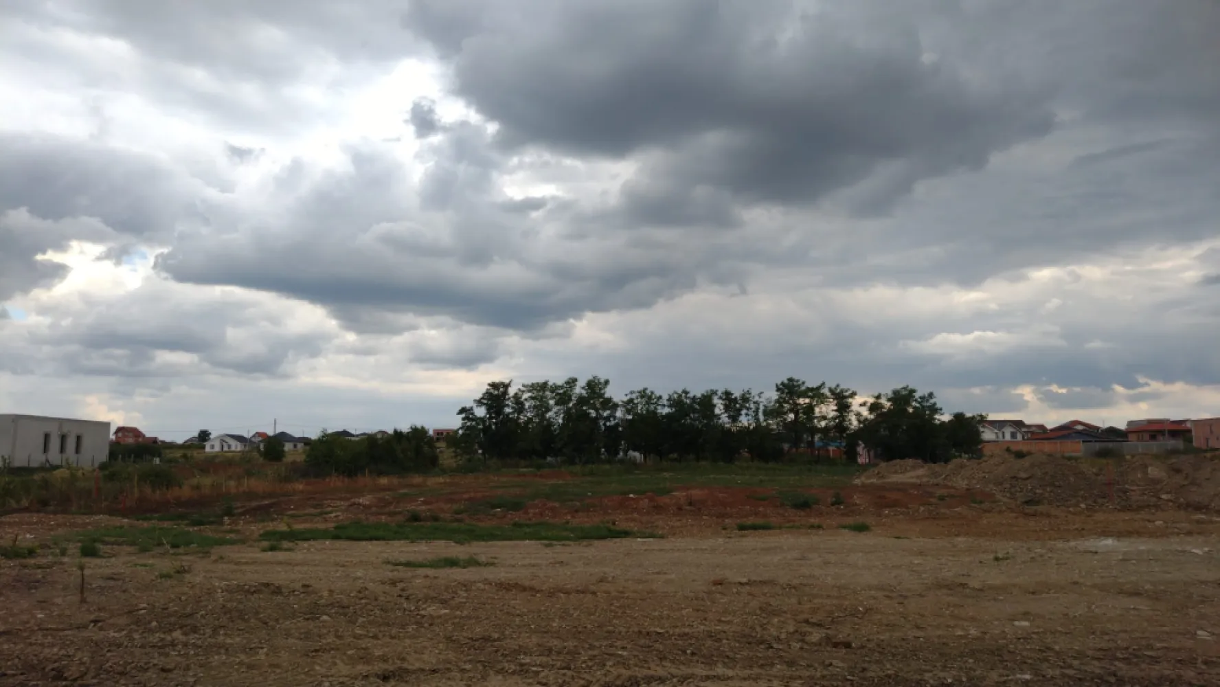 Teren intravilan Cihei - De vânzare teren intravilan, cu o suprafațǎ de 800 mp, dublu front stradal în Cihei (intrarea in Cihei dinspre centura Oradea). Aceastǎ proprietate se află într-o zonă rezidențială în dezvoltare, foarte liniștitǎ, cu acces rapid la viața cotidiană fiind aproape atât de Oradea (cca. 80-90 de metri față de cartierul Viena) cât și de Bǎile Felix.Utilitǎțile disponibile la limita proprietǎții sunt alimentarea cu apǎ si canalizarea iar curentul la cca 35-40 metri distanță.Drumul este cedat primariei, iar la ambele fronturi drumul are o lățime de 12 metriTerenul are PUZ aprobat iar conform certificatului de urbanism utilizări admise sunt: locuințe unifamiliale si bifamiliale, funcțiuni comerciale și de servicii complementare locuirii etc.Regim de înălțime maxim: 4 nivele, S/D+P+E+M/R, P+2E+M/R.Contact 0771377960