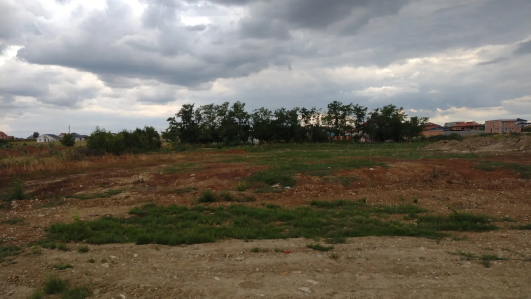 Teren intravilan Cihei - De vânzare teren intravilan, cu o suprafațǎ de 800 mp, dublu front stradal în Cihei (intrarea in Cihei dinspre centura Oradea). Aceastǎ proprietate se află într-o zonă rezidențială în dezvoltare, foarte liniștitǎ, cu acces rapid la viața cotidiană fiind aproape atât de Oradea (cca. 80-90 de metri față de cartierul Viena) cât și de Bǎile Felix.Utilitǎțile disponibile la limita proprietǎții sunt alimentarea cu apǎ si canalizarea iar curentul la cca 35-40 metri distanță.Drumul este cedat primariei, iar la ambele fronturi drumul are o lățime de 12 metriTerenul are PUZ aprobat iar conform certificatului de urbanism utilizări admise sunt: locuințe unifamiliale si bifamiliale, funcțiuni comerciale și de servicii complementare locuirii etc.Regim de înălțime maxim: 4 nivele, S/D+P+E+M/R, P+2E+M/R.Contact 0771377960