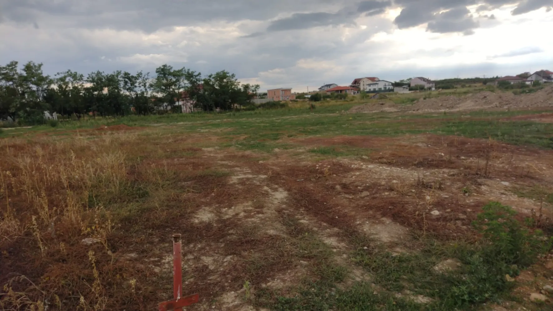 Teren intravilan Cihei - De vânzare teren intravilan, cu o suprafațǎ de 800 mp, dublu front stradal în Cihei (intrarea in Cihei dinspre centura Oradea). Aceastǎ proprietate se află într-o zonă rezidențială în dezvoltare, foarte liniștitǎ, cu acces rapid la viața cotidiană fiind aproape atât de Oradea (cca. 80-90 de metri față de cartierul Viena) cât și de Bǎile Felix.Utilitǎțile disponibile la limita proprietǎții sunt alimentarea cu apǎ si canalizarea iar curentul la cca 35-40 metri distanță.Drumul este cedat primariei, iar la ambele fronturi drumul are o lățime de 12 metriTerenul are PUZ aprobat iar conform certificatului de urbanism utilizări admise sunt: locuințe unifamiliale si bifamiliale, funcțiuni comerciale și de servicii complementare locuirii etc.Regim de înălțime maxim: 4 nivele, S/D+P+E+M/R, P+2E+M/R.Contact 0771377960