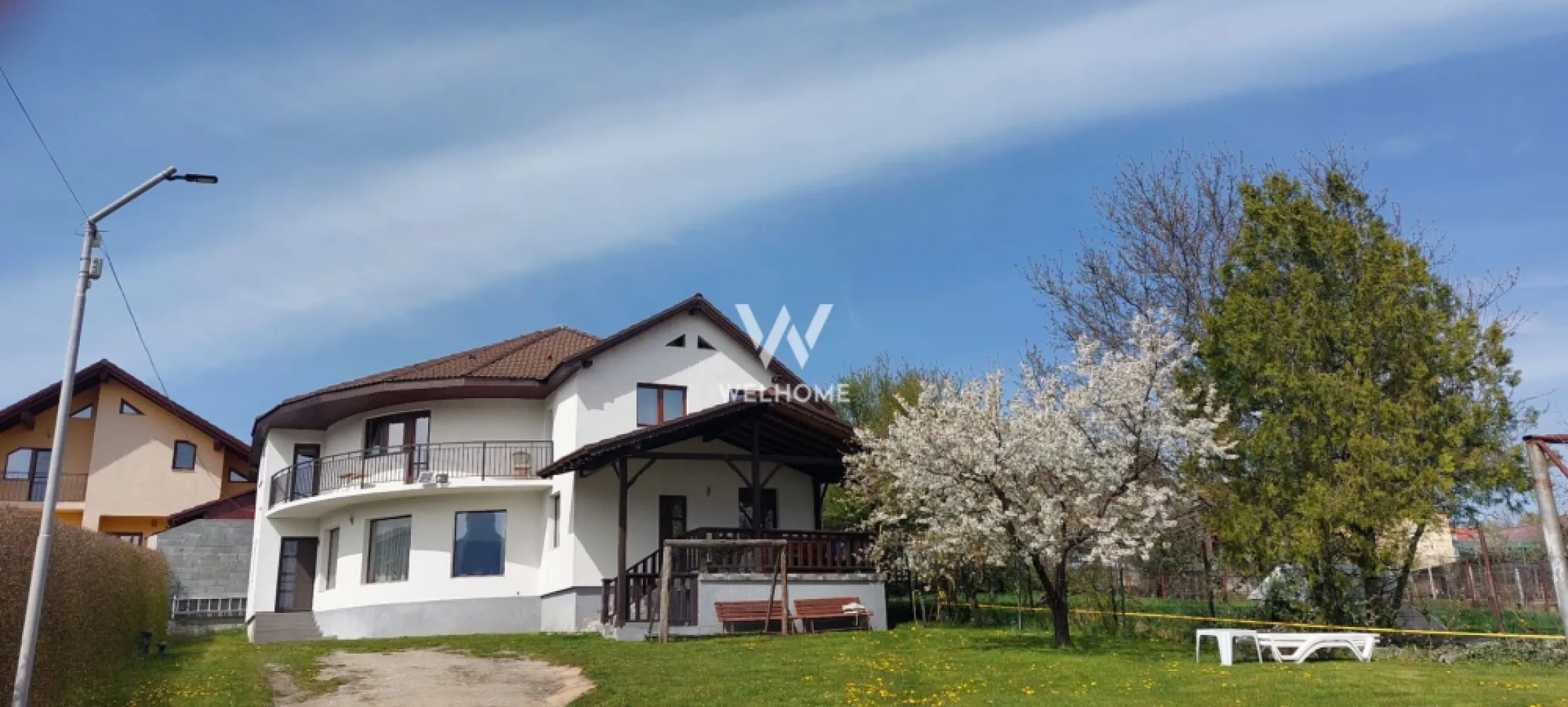 Casa solara si spatioasa, curte 700 mp - Cisnadie - Sibiu - Va propunem spre vanzare o casa solara, expozitie sudica situata in Cisnadie

Casa este construita pe un teren de 794 mp concesionat de la Primaria Cisnadie pe durata constructiei.
Terenul se poate cumpara.
In pretul casei este inclus inca un teren de 200 mp lipit de cel pe care este construita casa.

Suprafata utila a casei este de 195 mp + terasa 20 mp + pivnita 20 mp + 2 balcoane

Casa este izolata pe exterior cu vata bazaltica

Utilitati: apa, canaalizare, gaze naturale, curent, internet.

Pret: 300000 euro.