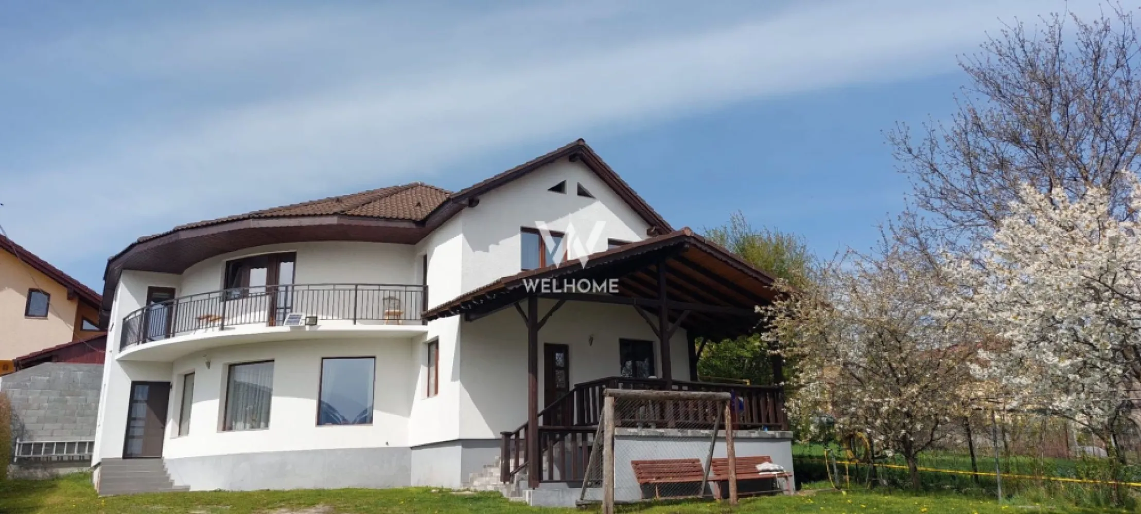 Casa solara si spatioasa, curte 700 mp - Cisnadie - Sibiu - Va propunem spre vanzare o casa solara, expozitie sudica situata in Cisnadie

Casa este construita pe un teren de 794 mp concesionat de la Primaria Cisnadie pe durata constructiei.
Terenul se poate cumpara.
In pretul casei este inclus inca un teren de 200 mp lipit de cel pe care este construita casa.

Suprafata utila a casei este de 195 mp + terasa 20 mp + pivnita 20 mp + 2 balcoane

Casa este izolata pe exterior cu vata bazaltica

Utilitati: apa, canaalizare, gaze naturale, curent, internet.

Pret: 300000 euro.